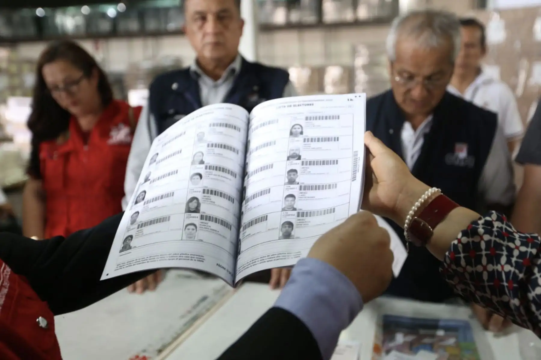 El JEE de Lima Centro 2 verificó el material electoral de las mesas de sufragio que en los próximos días será enviado al extranjero para ser utilizado en las Elecciones Congresales Extraordinarias 
Foto: Difusión Jurado Nacional de Eleciones