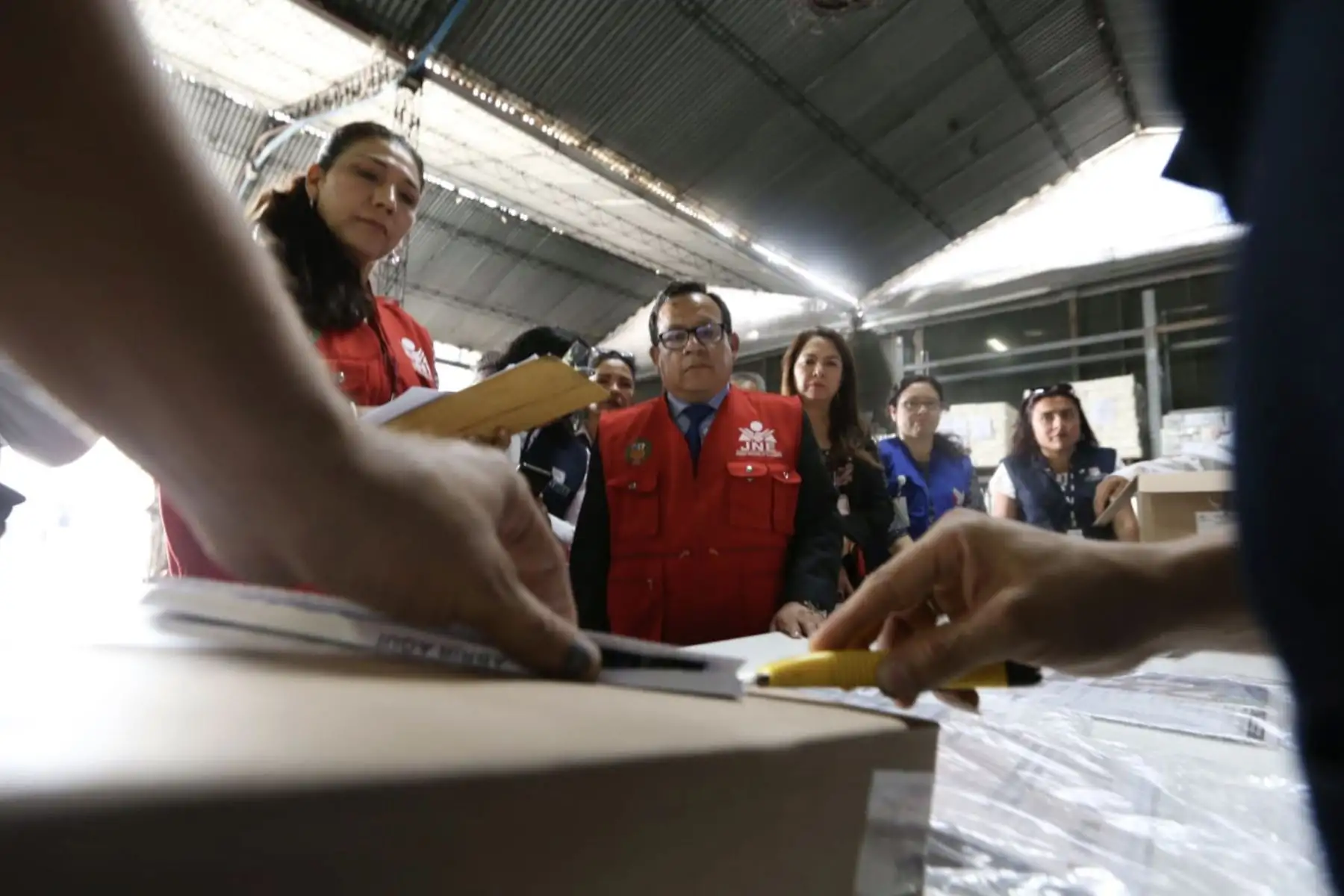 El JEE de Lima Centro 2 verificó el material electoral de las mesas de sufragio que en los próximos días será enviado al extranjero para ser utilizado en las Elecciones Congresales Extraordinarias 
Foto: Difusión Jurado Nacional de Eleciones