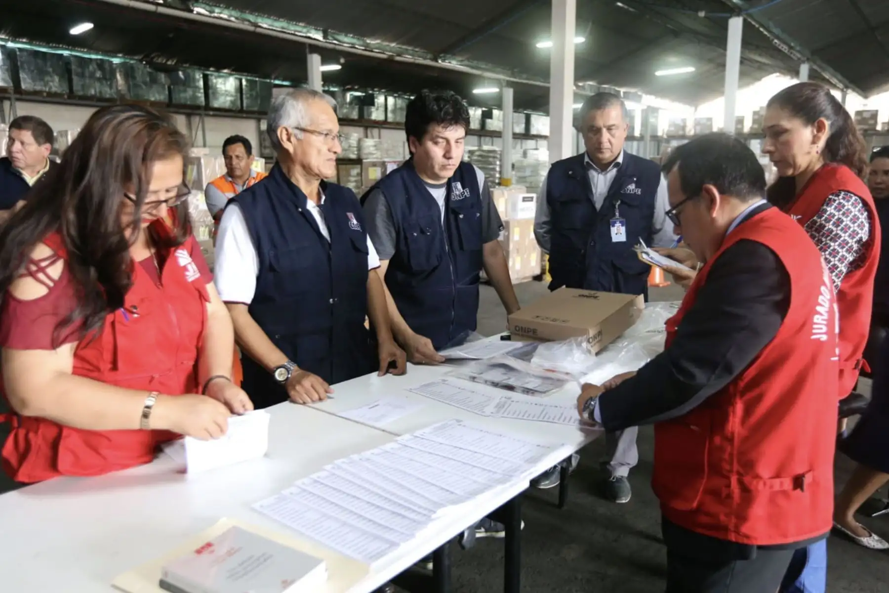 El JEE de Lima Centro 2 verificó el material electoral de las mesas de sufragio que en los próximos días será enviado al extranjero para ser utilizado en las Elecciones Congresales Extraordinarias 
Foto: Difusión Jurado Nacional de Eleciones