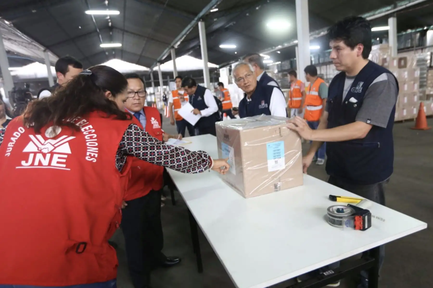 El JEE de Lima Centro 2 verificó el material electoral de las mesas de sufragio que en los próximos días será enviado al extranjero para ser utilizado en las Elecciones Congresales Extraordinarias 
Foto: Difusión Jurado Nacional de Eleciones