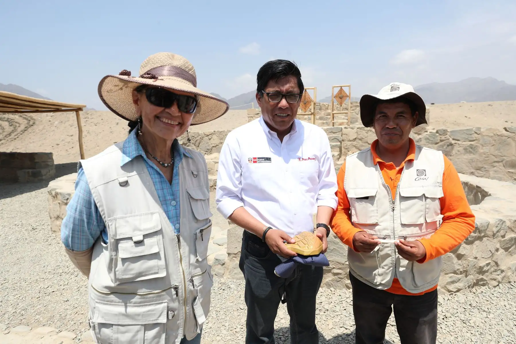 Presidente del Consejo de Ministros, Vicente Zeballos , llegó a la Ciudad Sagrada de Caral, para inspeccionar junto a su directora, Ruth Shady, los trabajos arqueológicos y académicos que se impulsan en el lugar.