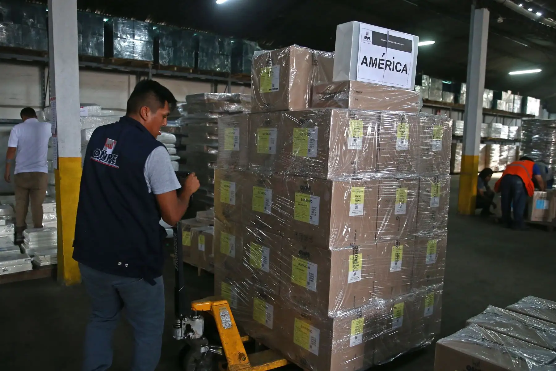 Jurado Nacional de Elecciones de Lima Centro 2 verificó el material electoral de las mesas de sufragio que en los próximos días será enviado al extranjero para ser utilizado en las Elecciones Congresales Extraordinarias. Foto: ANDINA/Vidal Tarqui