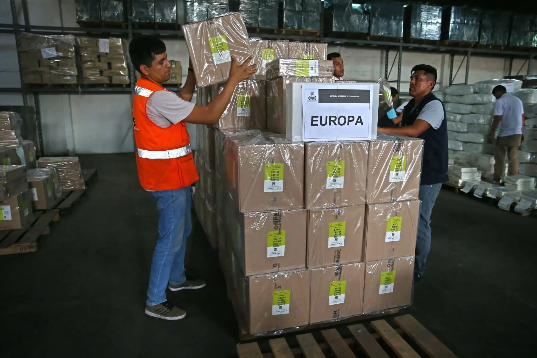 Jurado Nacional de Elecciones de Lima Centro 2 verificó el material electoral de las mesas de sufragio que en los próximos días será enviado al extranjero para ser utilizado en las Elecciones Congresales Extraordinarias. Foto: ANDINA/Vidal Tarqui