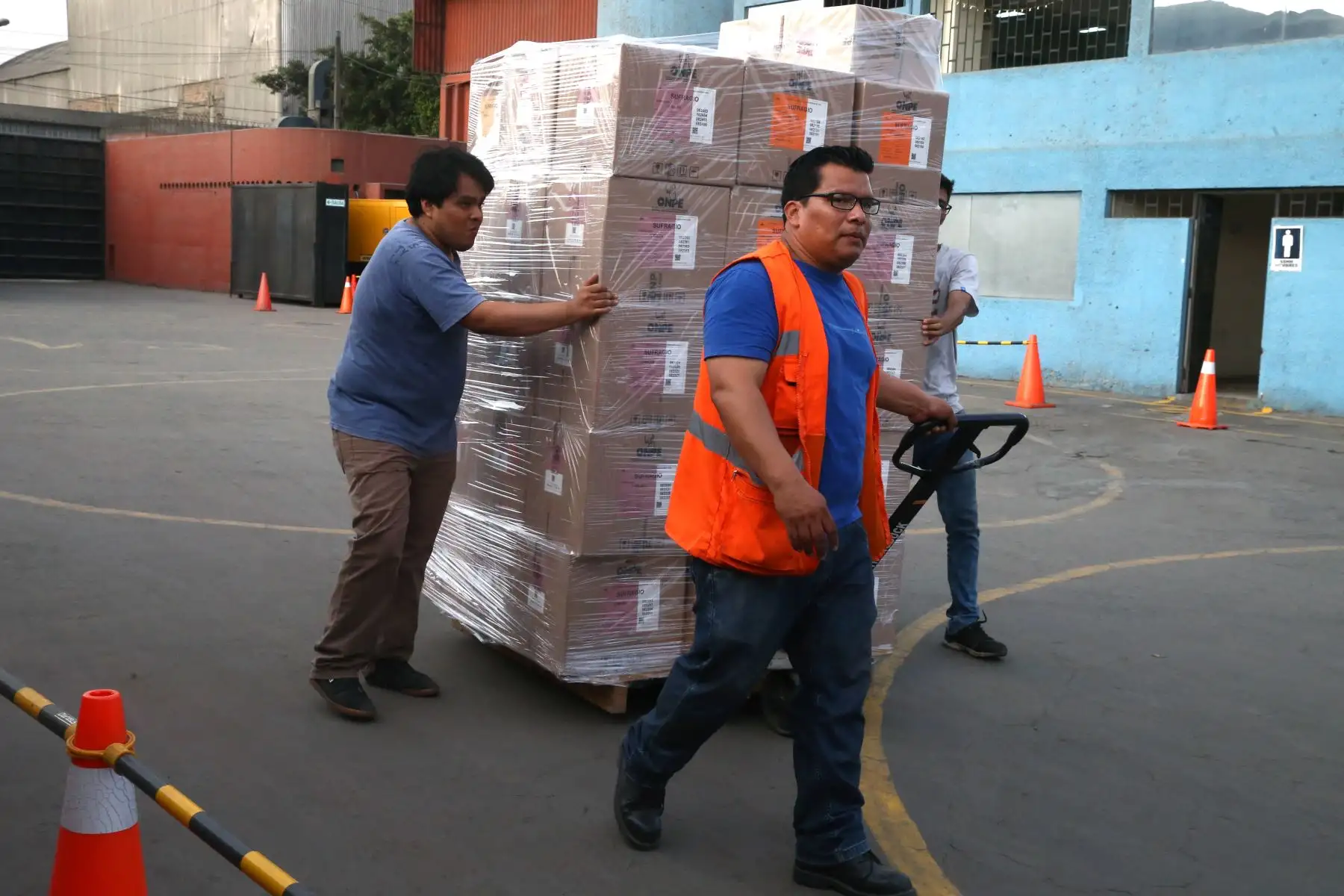 Jurado Nacional de Elecciones de Lima Centro 2 verificó el material electoral de las mesas de sufragio que en los próximos días será enviado al extranjero para ser utilizado en las Elecciones Congresales Extraordinarias. Foto: ANDINA/Vidal Tarqui