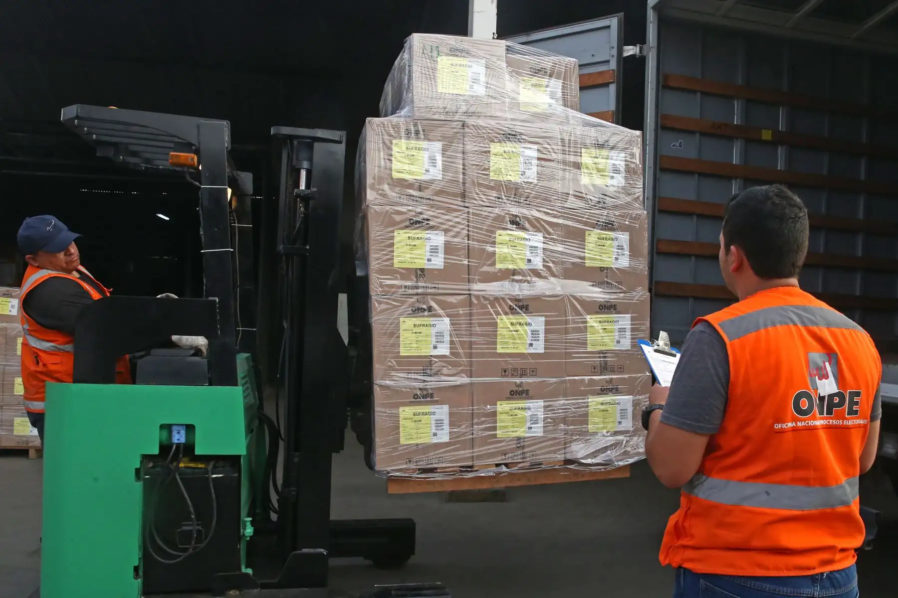 Jurado Nacional de Elecciones de Lima Centro 2 verificó el material electoral de las mesas de sufragio que en los próximos días será enviado al extranjero para ser utilizado en las Elecciones Congresales Extraordinarias. Foto: ANDINA/Vidal Tarqui