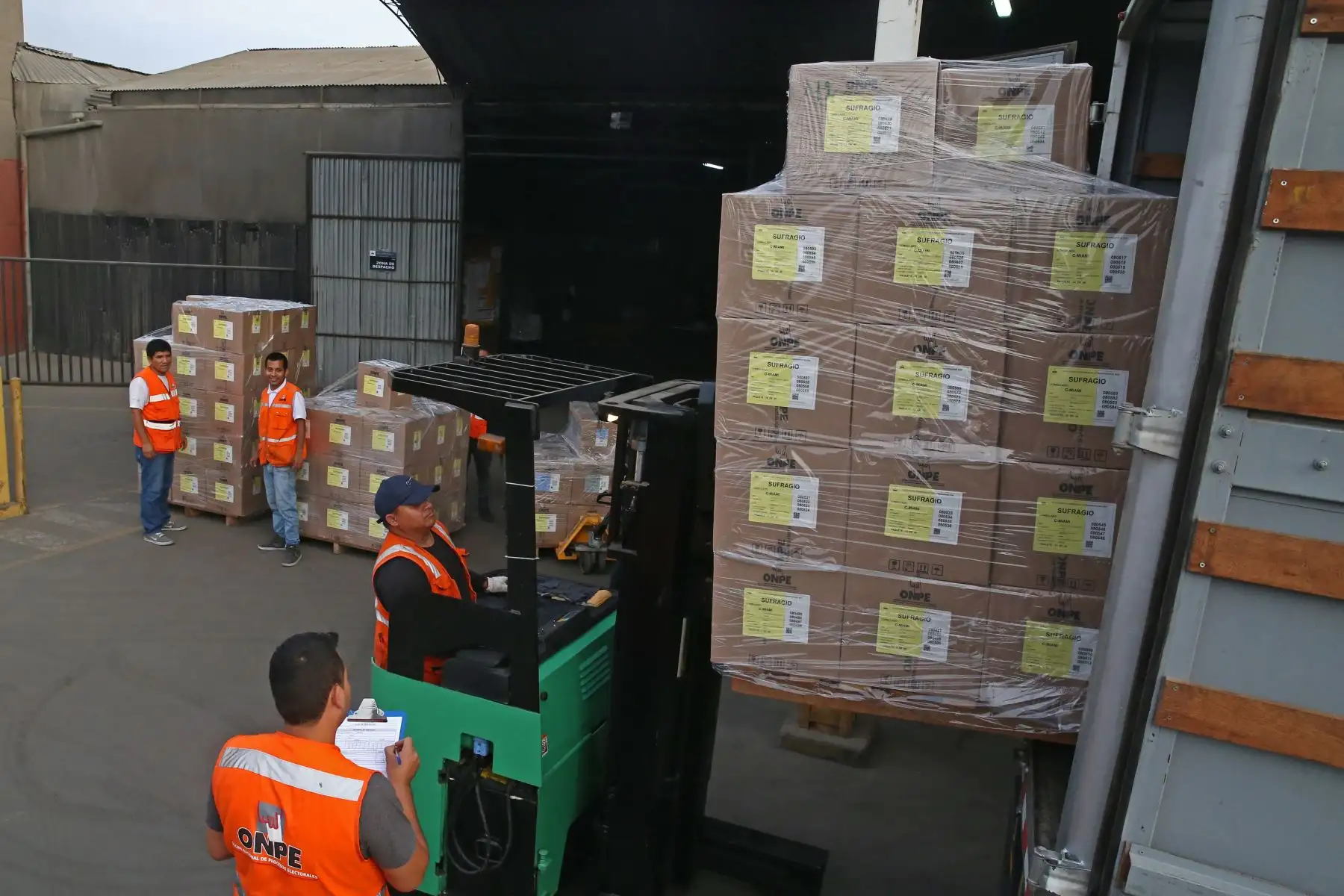 Jurado Nacional de Elecciones de Lima Centro 2 verificó el material electoral de las mesas de sufragio que en los próximos días será enviado al extranjero para ser utilizado en las Elecciones Congresales Extraordinarias. Foto: ANDINA/Vidal Tarqui