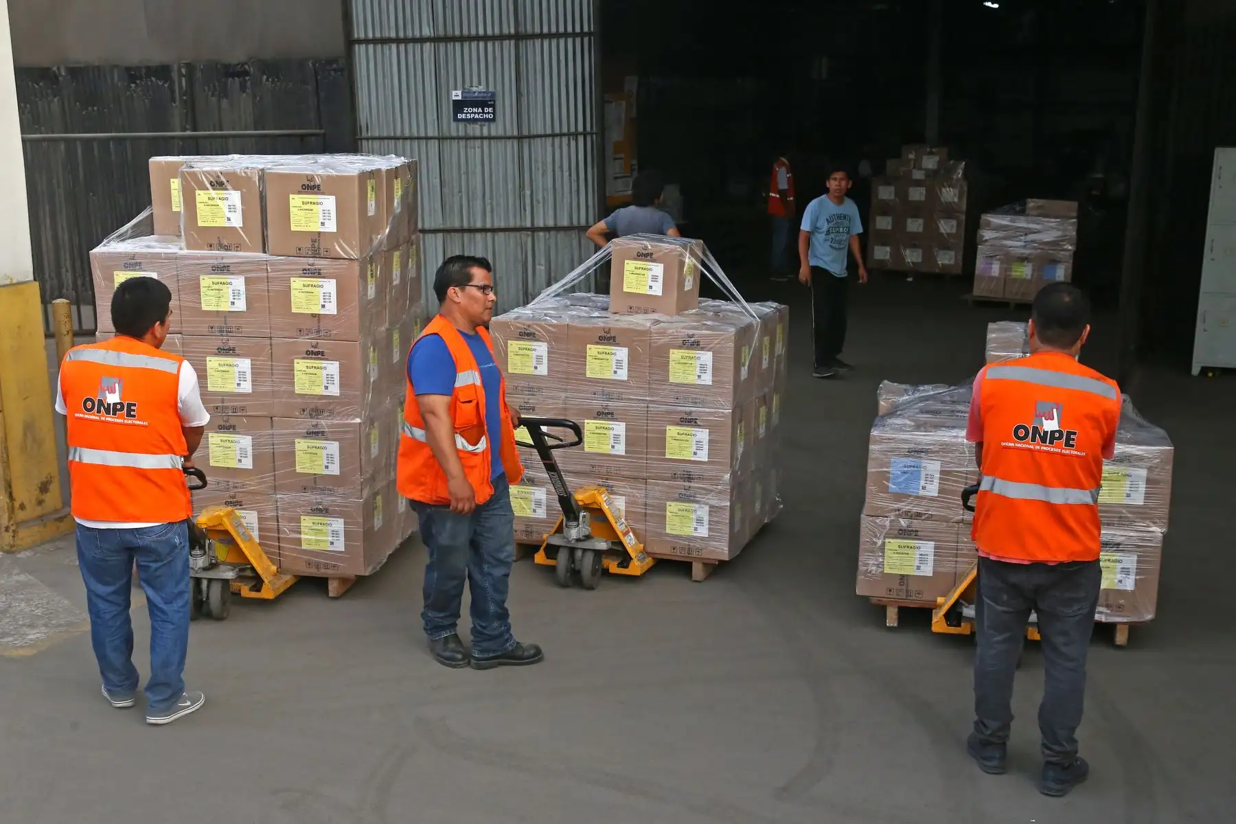 Jurado Nacional de Elecciones de Lima Centro 2 verificó el material electoral de las mesas de sufragio que en los próximos días será enviado al extranjero para ser utilizado en las Elecciones Congresales Extraordinarias. Foto: ANDINA/Vidal Tarqui