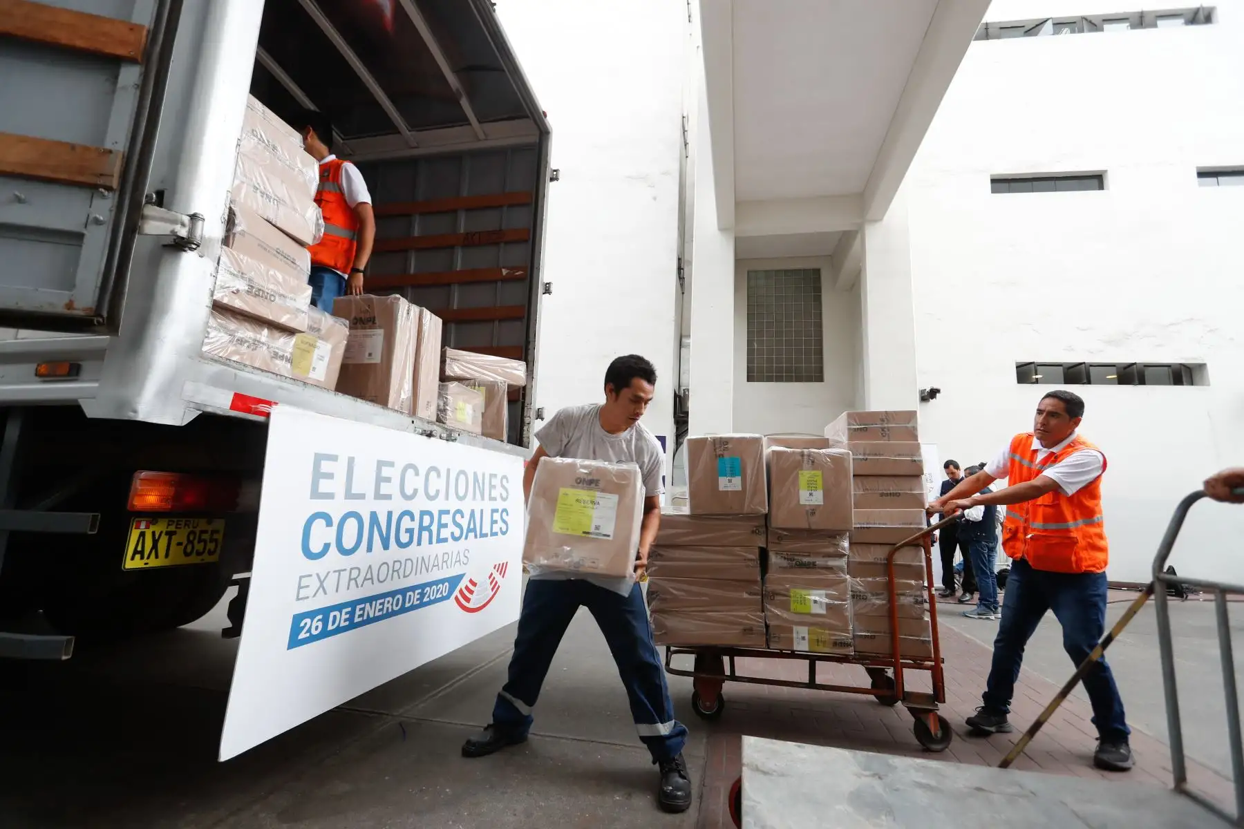 ONPE entrega a Cancillería material electoral para más de 900 mil peruanos residentes en el exterior. Foto: ANDINA/Renato Pajuelo