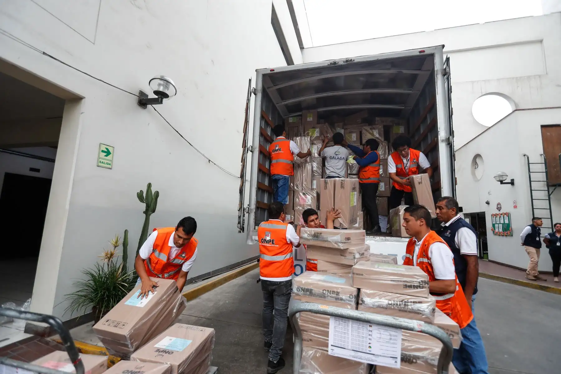 ONPE entrega a Cancillería material electoral para más de 900 mil peruanos residentes en el exterior. Foto: ANDINA/Renato Pajuelo