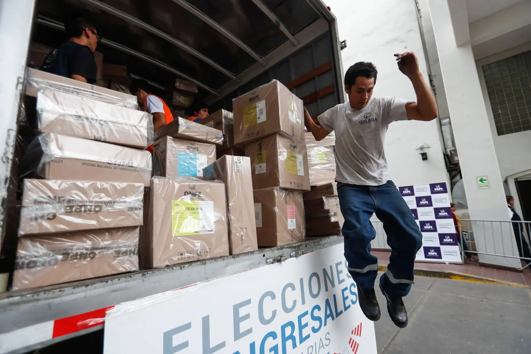 ONPE entrega a Cancillería material electoral para más de 900 mil peruanos residentes en el exterior. Foto: ANDINA/Renato Pajuelo