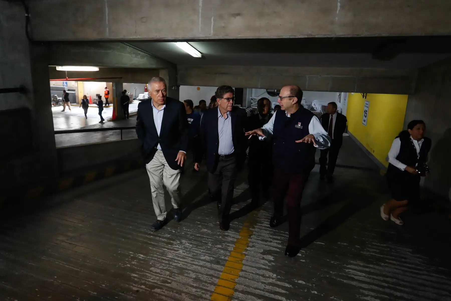 Canciller Gustavo Meza Cuadra y jefe de ONPE, Manuel Cox supervisan material electoral para el extranjero. Foto: ANDINA/Renato Pajuelo