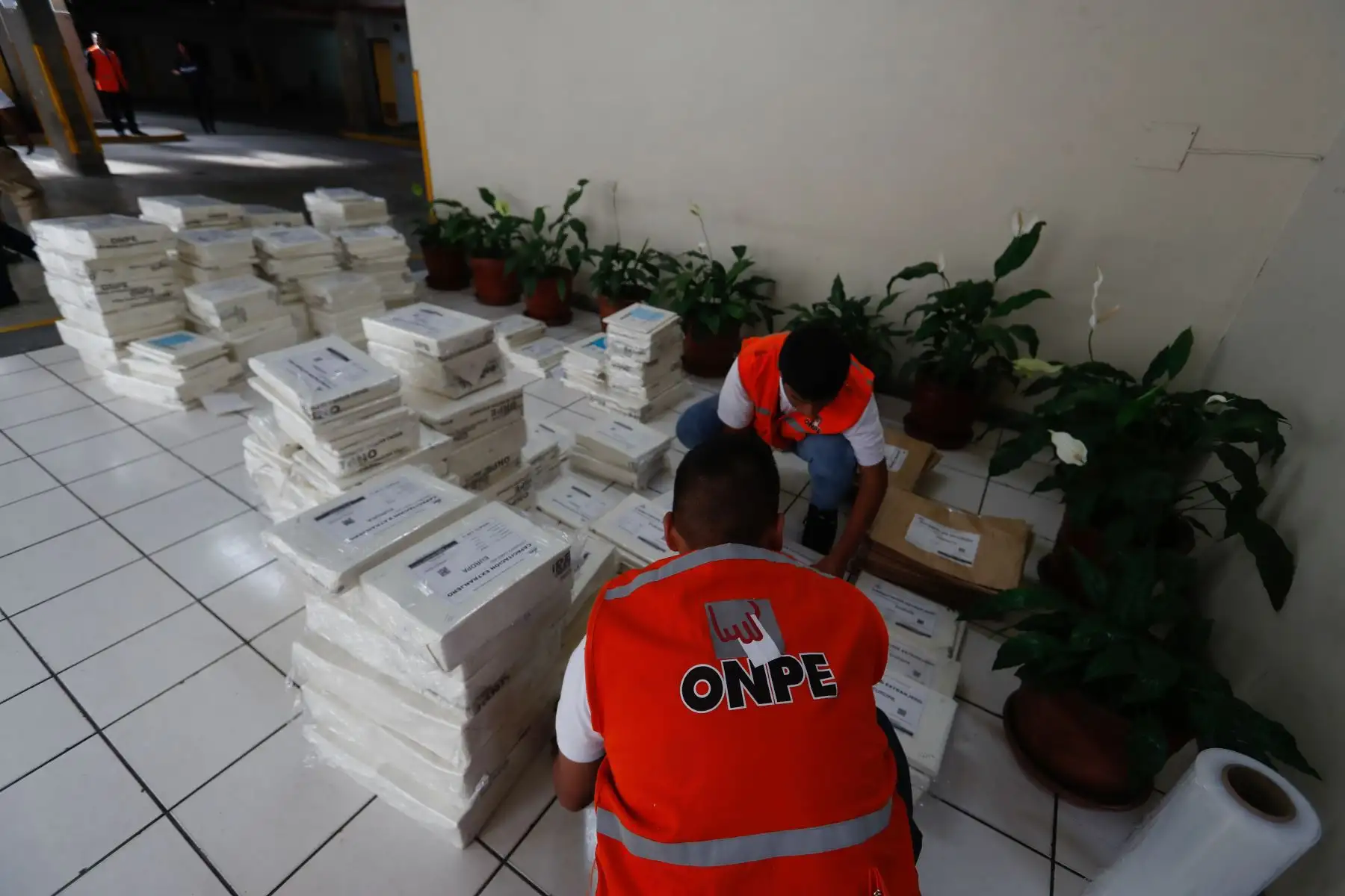 ONPE entrega a Cancillería material electoral para más de 900 mil peruanos residentes en el exterior. Foto: ANDINA/Renato Pajuelo