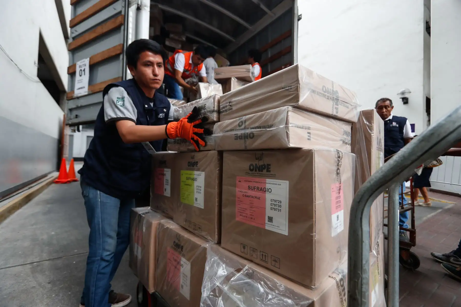 ONPE entrega a Cancillería material electoral para más de 900 mil peruanos residentes en el exterior. Foto: ANDINA/Renato Pajuelo