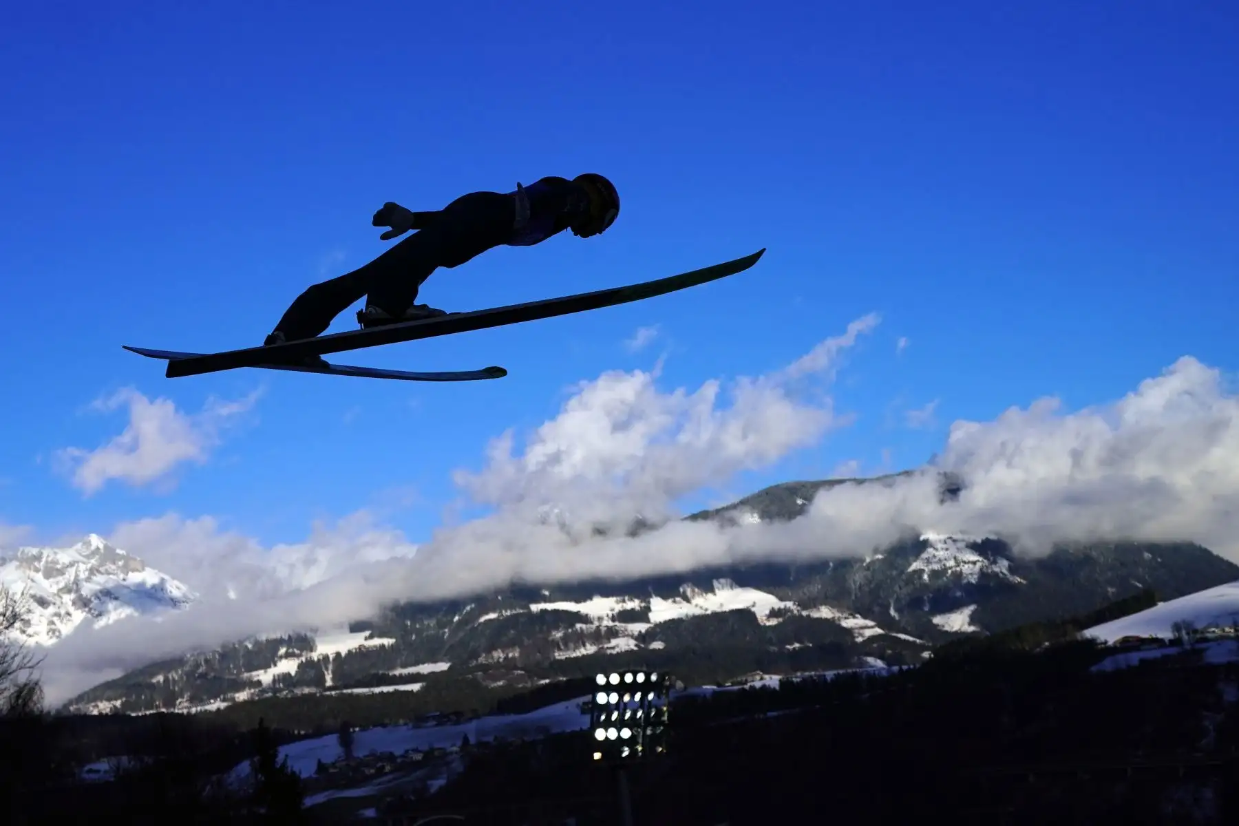 Philipp Aschenwald, de Austria, vuela por los aires durante el salto de entrenamiento en la cuarta etapa del torneo Four Hills Ski Jumping (Vierschanzentournee) en Bischofshofen, Austria.
Foto: AFP