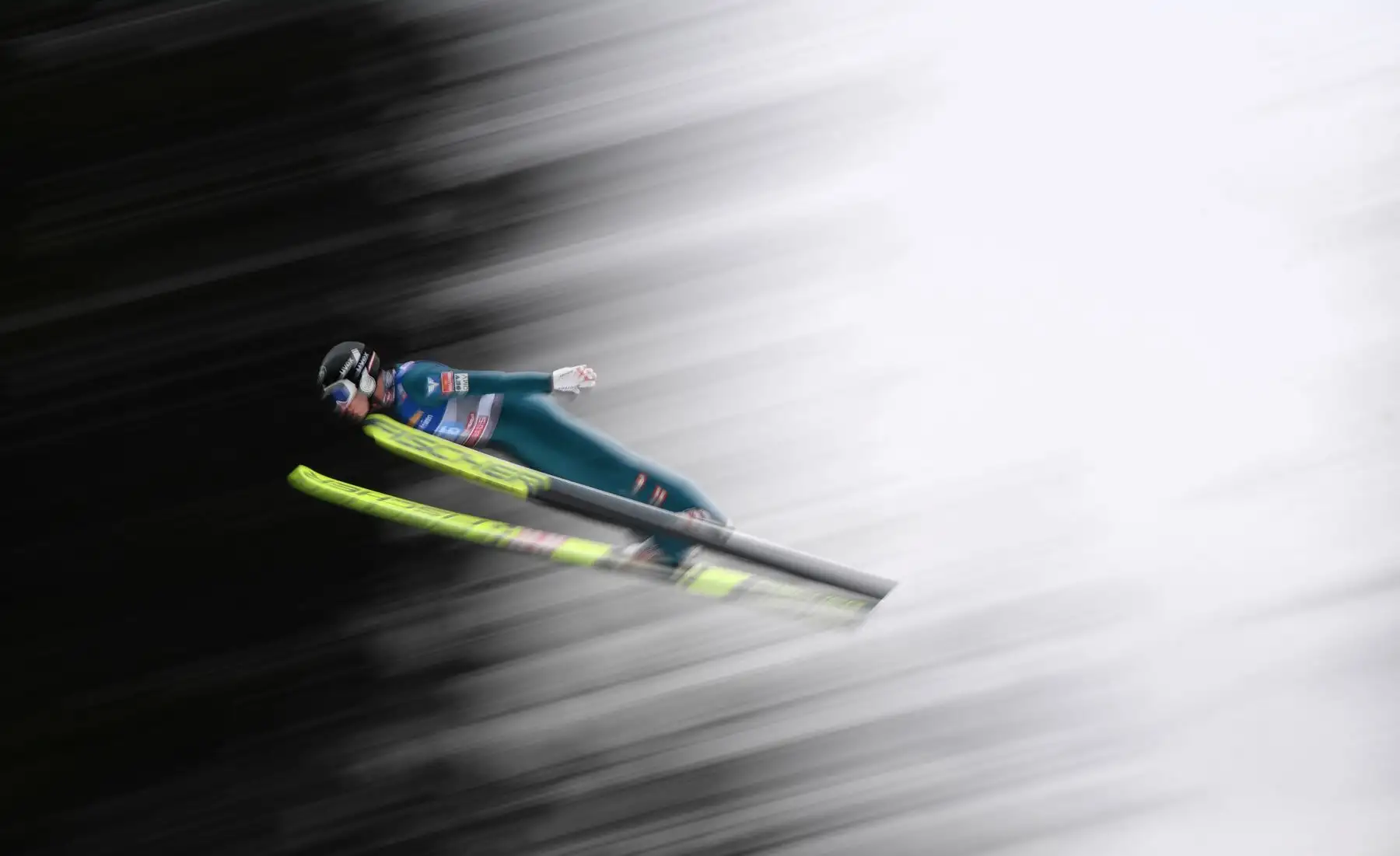 Markus Schiffner, de Austria, vuela por los aires durante su primer salto de competencia del torneo Four Hills Ski Jumping (Vierschanzentournee) en Innsbruck, Austria.
Foto: AFP