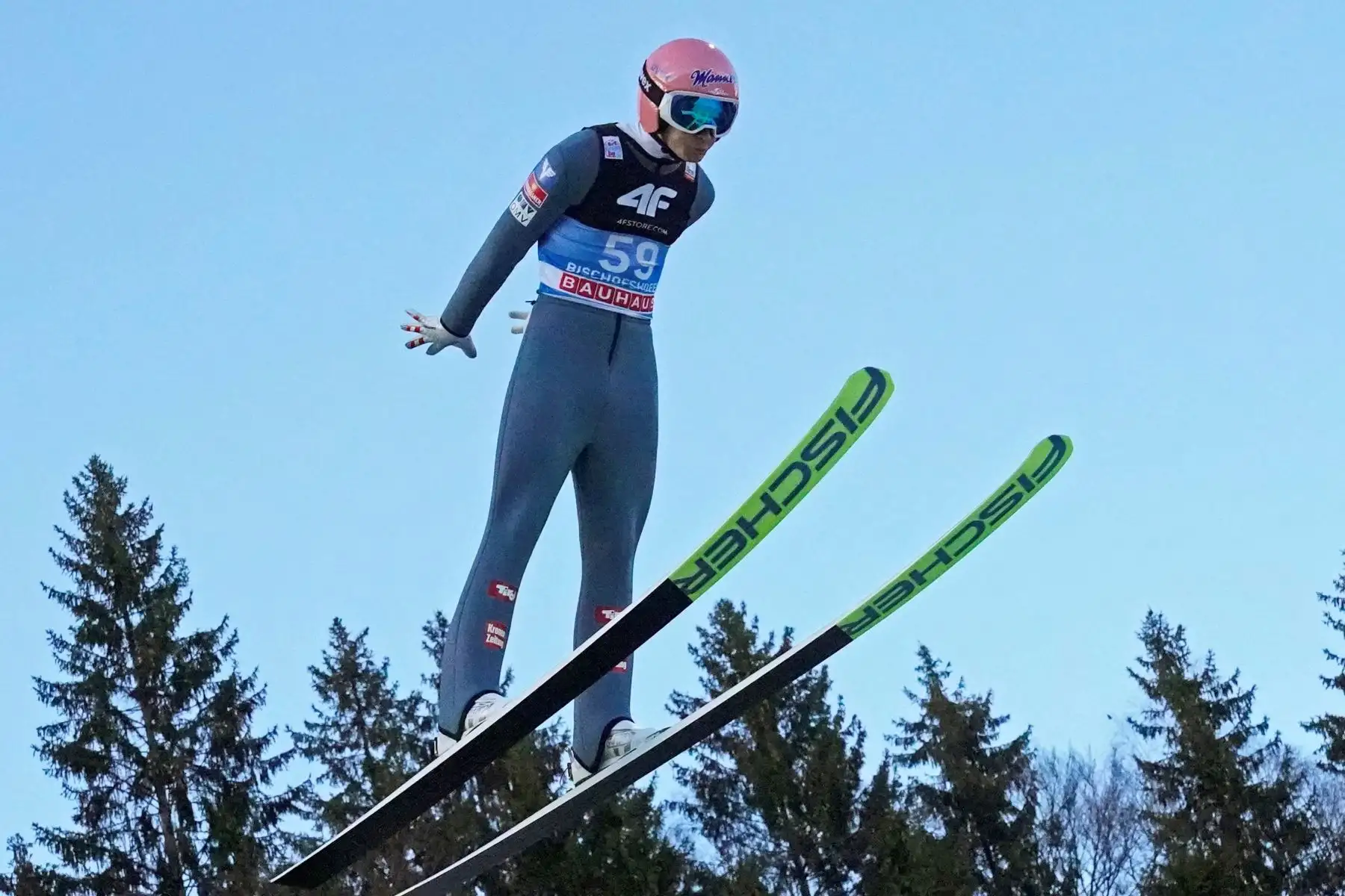 Daniel Huber de Austria está en el aire durante un salto de práctica de la cuarta etapa del 68º Torneo Four Hills en Bischofshofen, Austria.
Foto: EFE