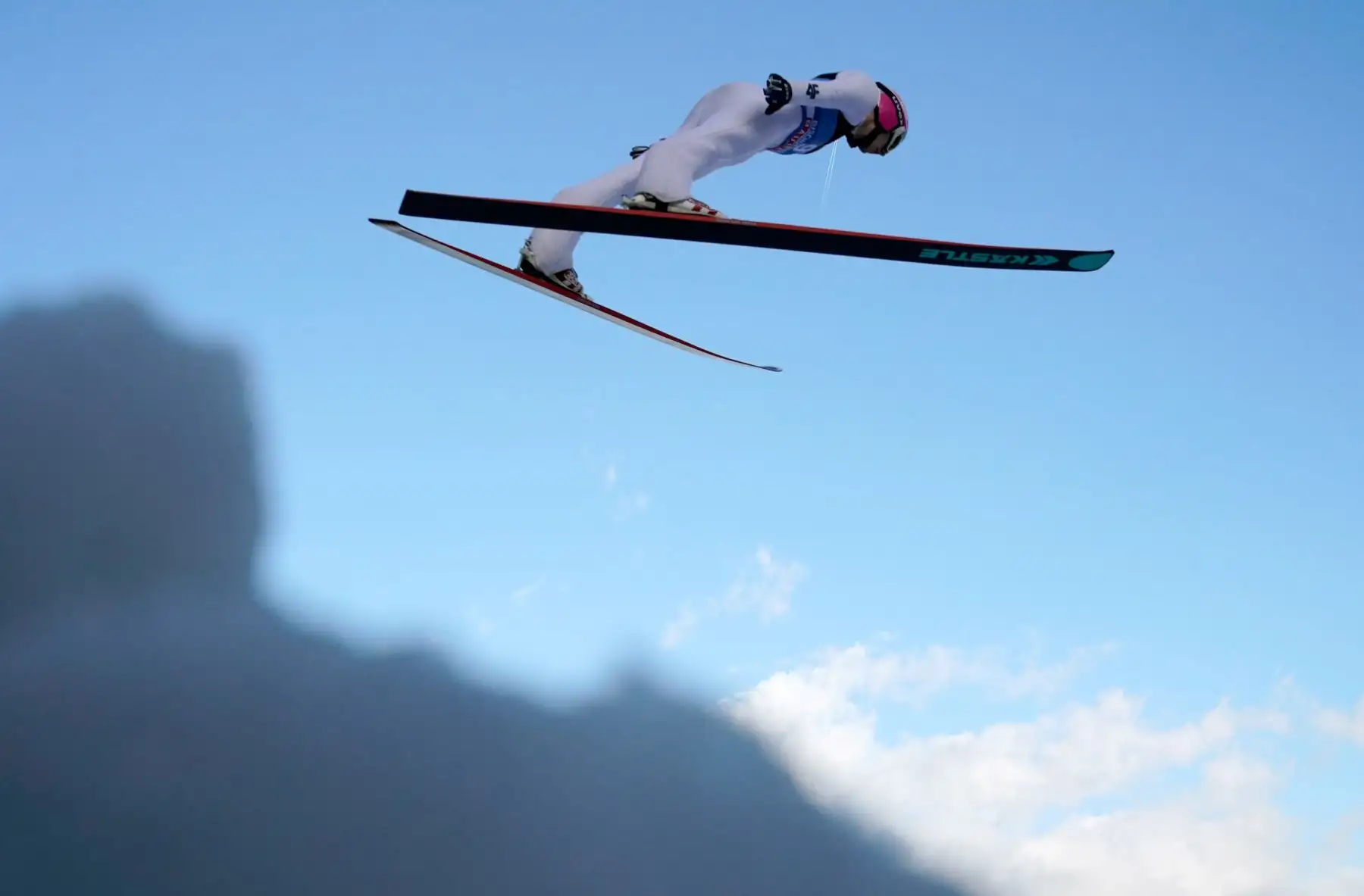Filip Sakala de la República Checa está en el aire durante un salto de práctica de la cuarta etapa del 68º Torneo Four Hills en Bischofshofen.
Foto: EFE