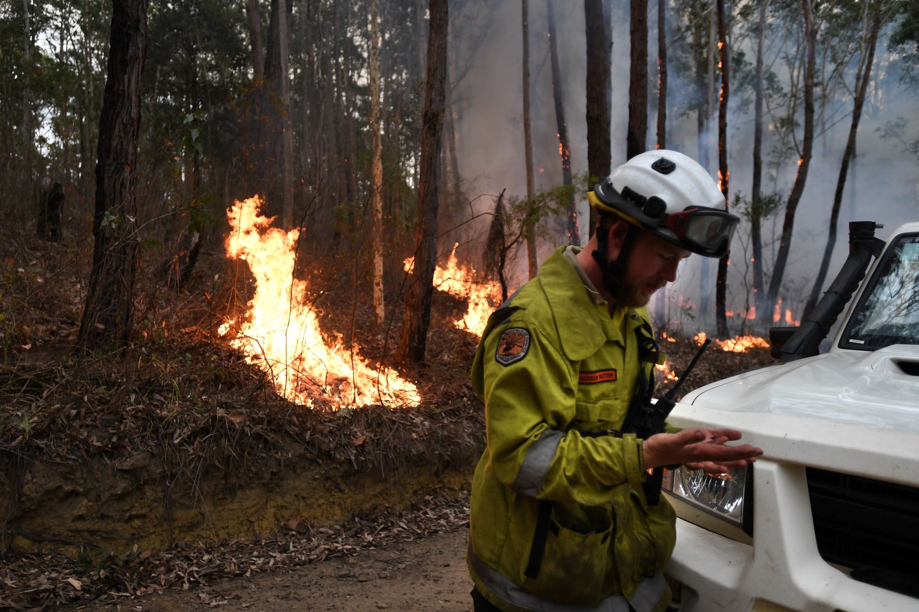 Un bombero trabaja para contener un pequeño incendio forestal, que cerró la autopista Princes Highway, cerca de Ulladulla, Australia.
Foto: AFP