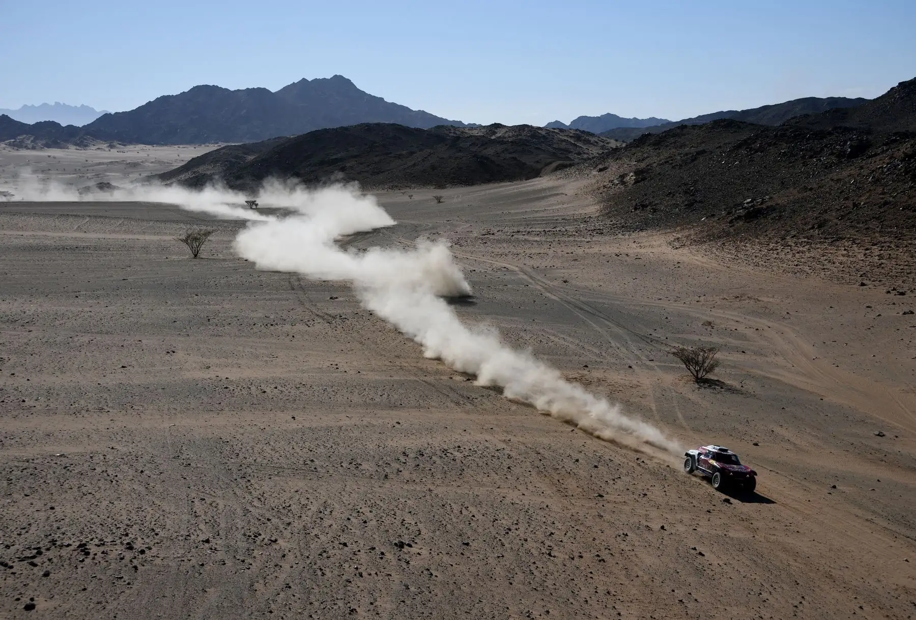 El piloto de Bahréin del equipo JCW X-Raid Mini, Stephane Peterhansel, de Francia, y su copiloto Paulo Fiuza, de Portugal, compiten durante la Etapa 1 del Dakar 2020 entre Jeddah y Al Wajh, Arabia Saudita.
Foto: AFP