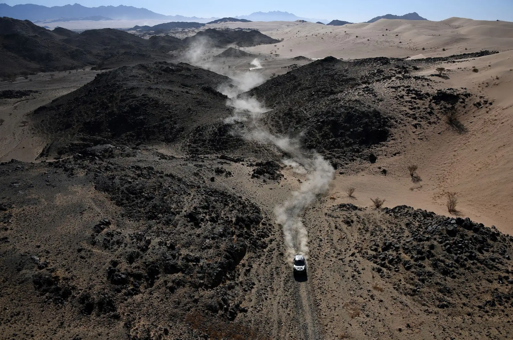 El piloto del equipo de Rally de Borgward, Nani Roma de España y el copiloto Daniel Carreras Oliveras de España compiten durante la Etapa 1 del Dakar 2020 entre Jeddah y Al Wajh, Arabia Saudita.
Foto: AFP