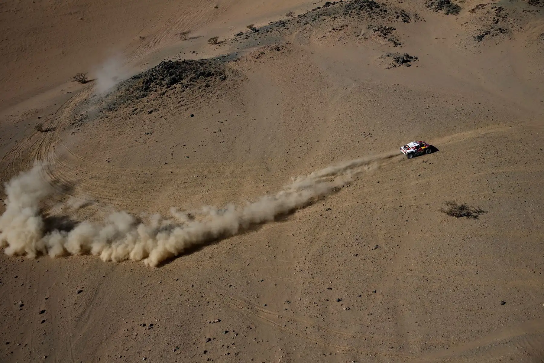 El piloto de Bahréin del equipo JCW X-Raid Mini, Stephane Peterhansel, de Francia, y su copiloto Paulo Fiuza, de Portugal, compiten durante la Etapa 1 del Dakar 2020 entre Jeddah y Al Wajh, Arabia Saudita.
Foto: AFP