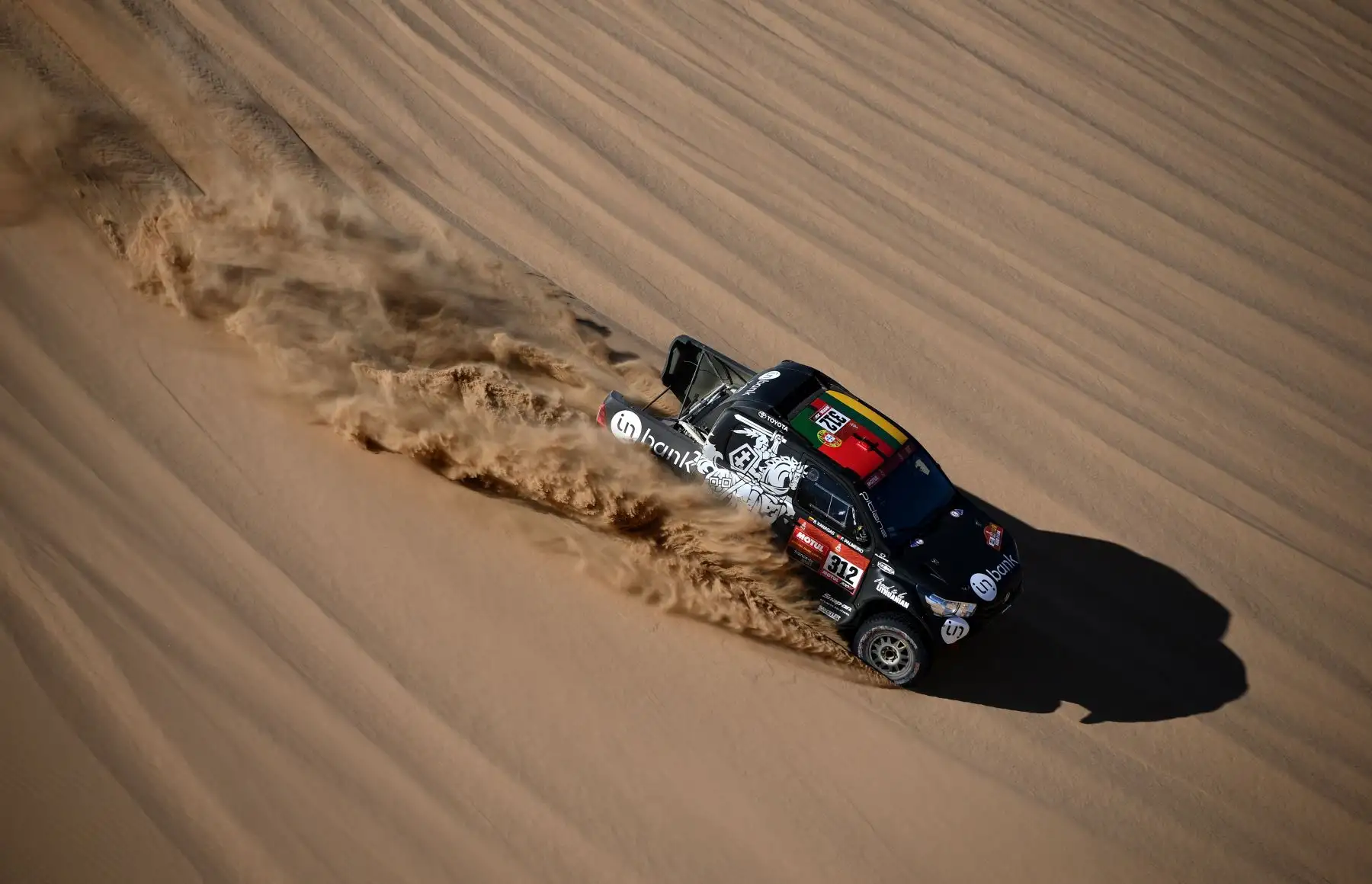 El piloto de Toyota Hilux Benediktas Vanagas de Lituania y el copiloto Sebastien Rozwadowski de Polonia compiten durante la Etapa 1 del Dakar 2020 entre Jeddah y Al Wajh, Arabia Saudita.
Foto: AFP