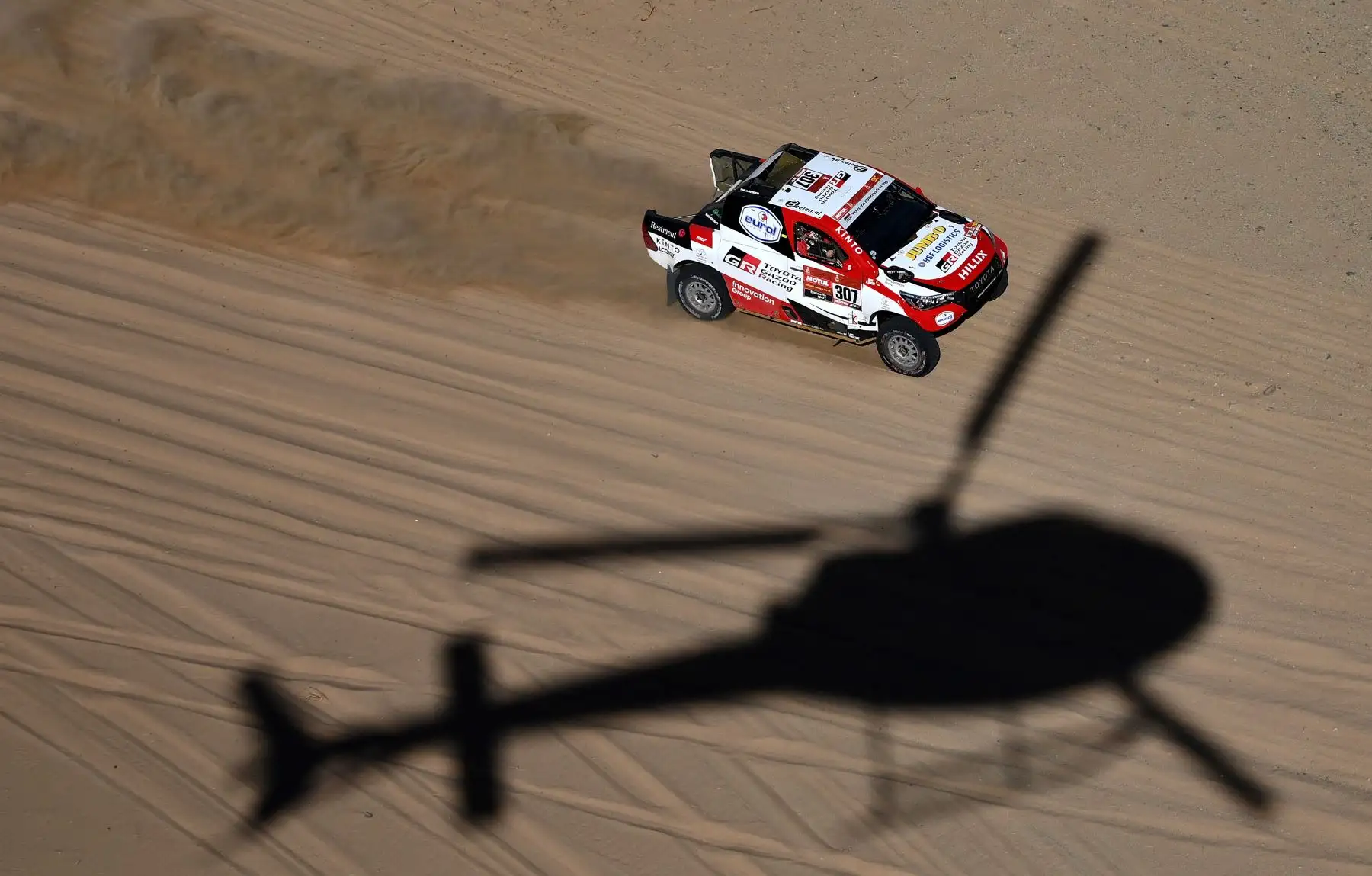 El piloto de Toyota Hilux Bernhard ten Brinke de los Países Bajos y su copiloto Tom Colsoul de Bélgica compiten durante la Etapa 1 del Dakar 2020 entre Jeddah y Al Wajh, Arabia Saudita.
Foto: AFP