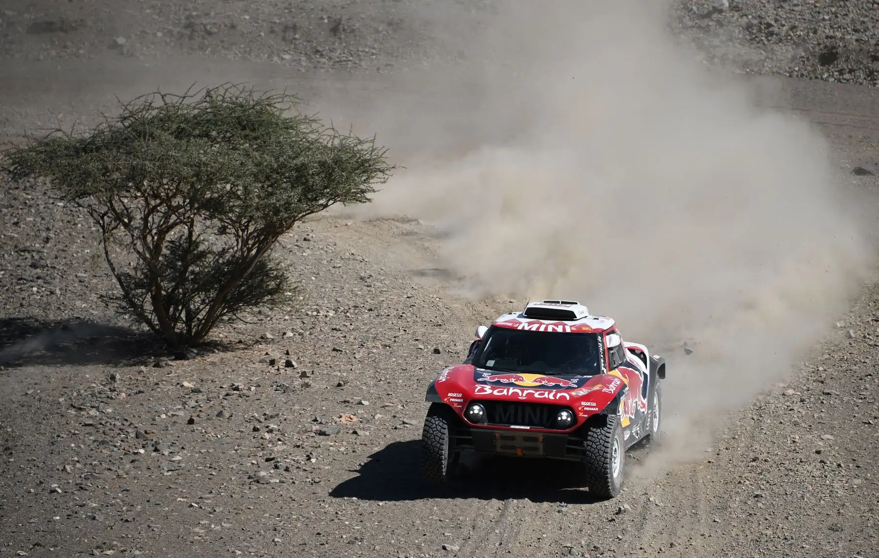 El piloto del equipo de Bahrein JCW X-Raid Stephane Peterhansel de Francia y su copiloto Paulo Fiuza de Portugal compiten durante la Etapa 1 del Dakar 2020 entre Jeddah y Al Wajh, Arabia Saudita.
Foto: AFP