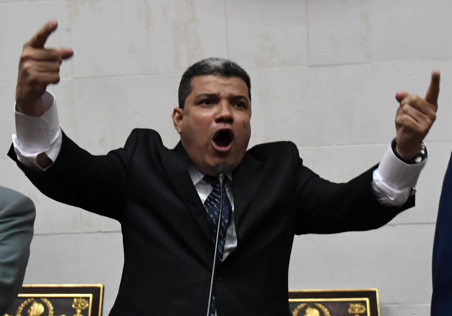 El legislador de la oposición venezolana, Luis Parra, pronuncia un discurso después de jurar como parlamentario en la Asamblea Nacional en Caracas.
Foto: AFP