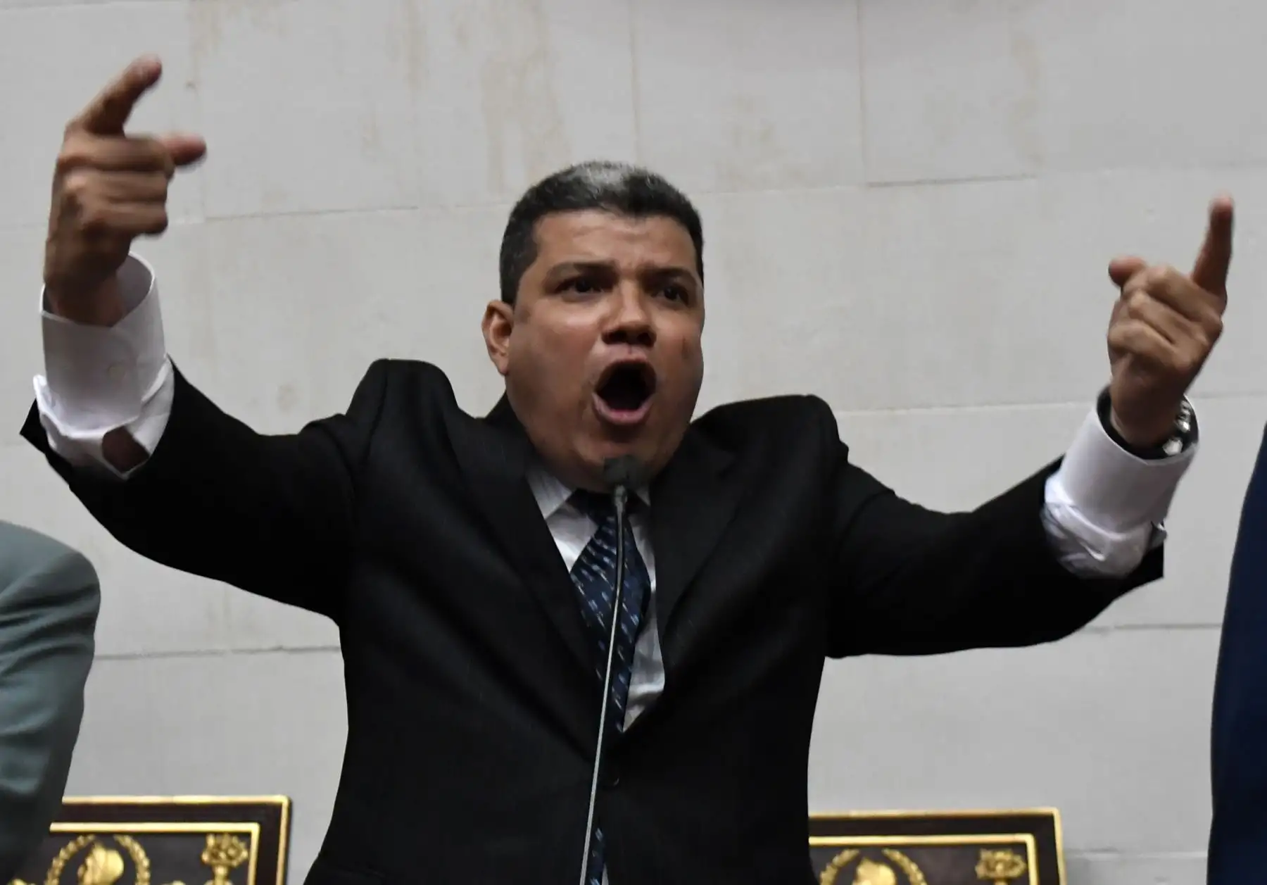 El legislador de la oposición venezolana, Luis Parra, pronuncia un discurso después de jurar como parlamentario en la Asamblea Nacional en Caracas.
Foto: AFP