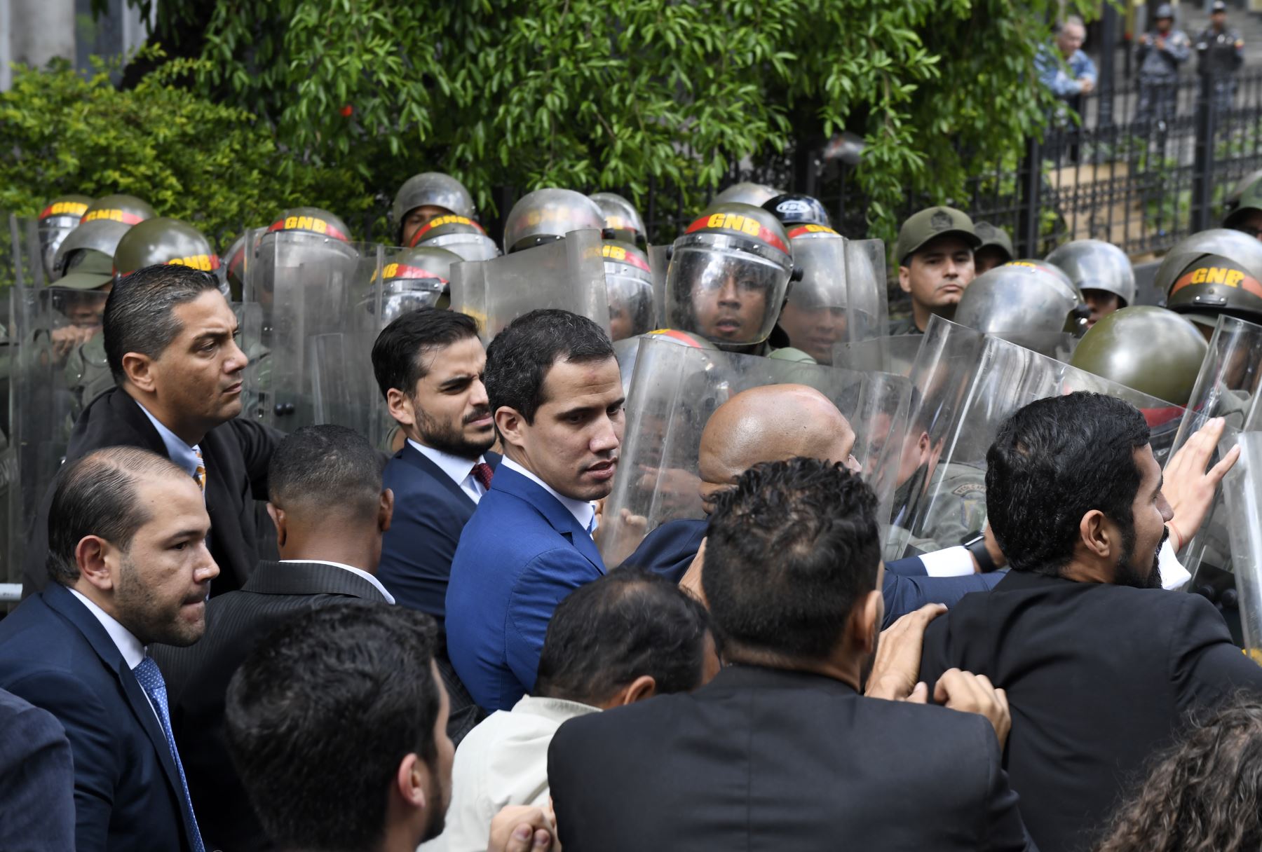 El líder de la oposición venezolana y el autoproclamado presidente interino Juan Guaido es bloqueado por las fuerzas de seguridad mientras intenta llegar al edificio de la Asamblea Nacional en Caracas.
Foto: AFP