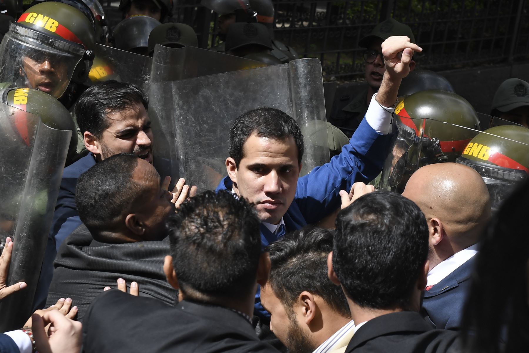 El líder de la oposición venezolana y el autoproclamado presidente interino Juan Guaido es bloqueado por las fuerzas de seguridad mientras intenta llegar al edificio de la Asamblea Nacional en Caracas
Foto: AFP