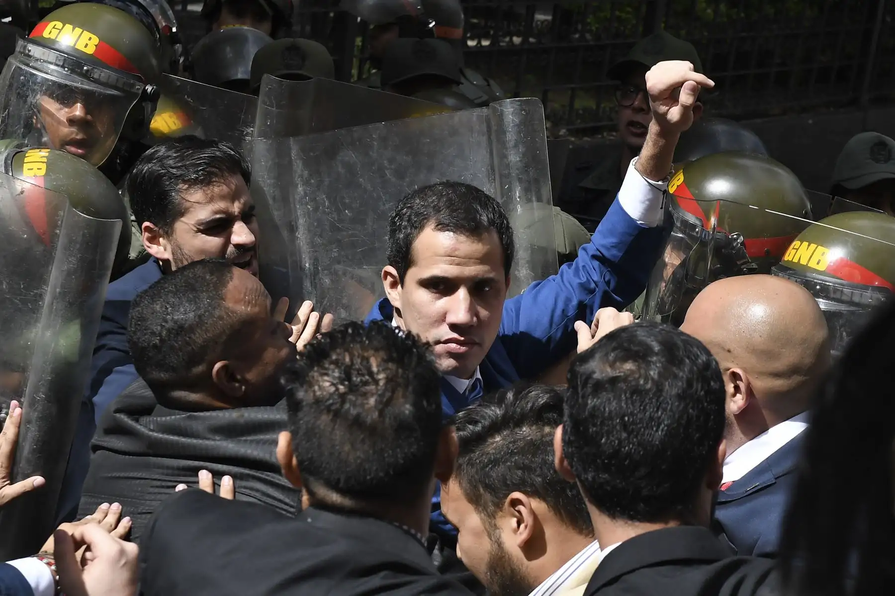 El líder de la oposición venezolana y el autoproclamado presidente interino Juan Guaido es bloqueado por las fuerzas de seguridad mientras intenta llegar al edificio de la Asamblea Nacional en Caracas
Foto: AFP
