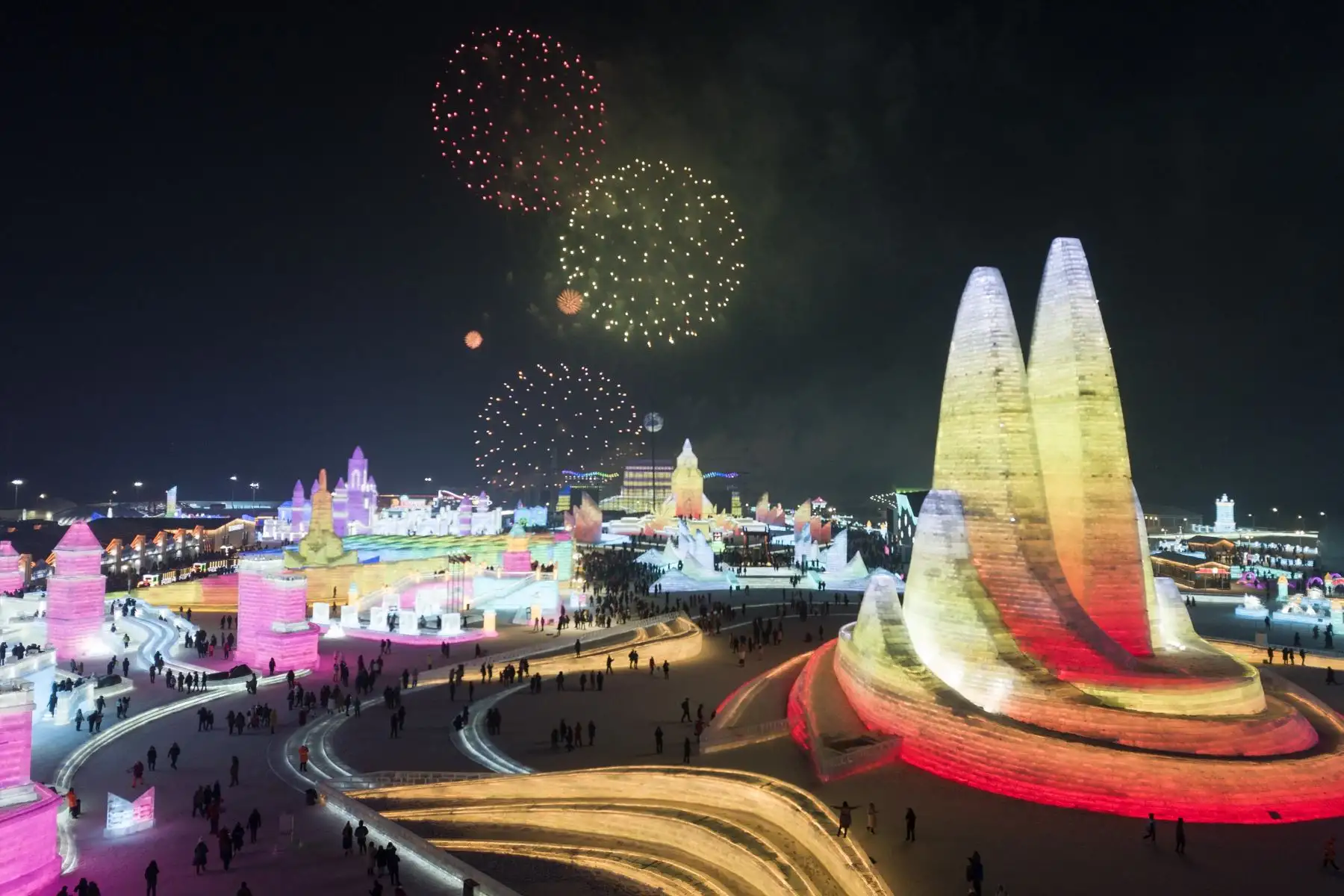 Turistas observan el espectáculo de fuegos artificiales durante el Festival Internacional de Hielo y Nieve de Harbin en China. Foto: AFP