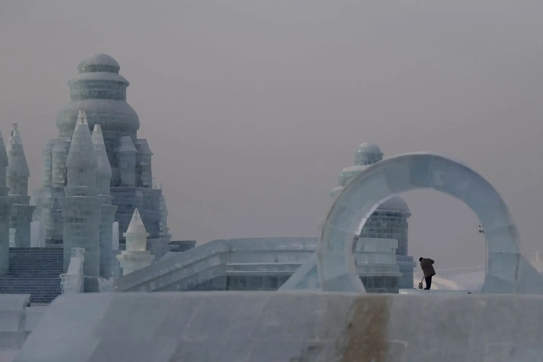 Trabajadores limpian la nieve durante el Festival Internacional de Hielo y Nieve de Harbin en China. Foto: AFP