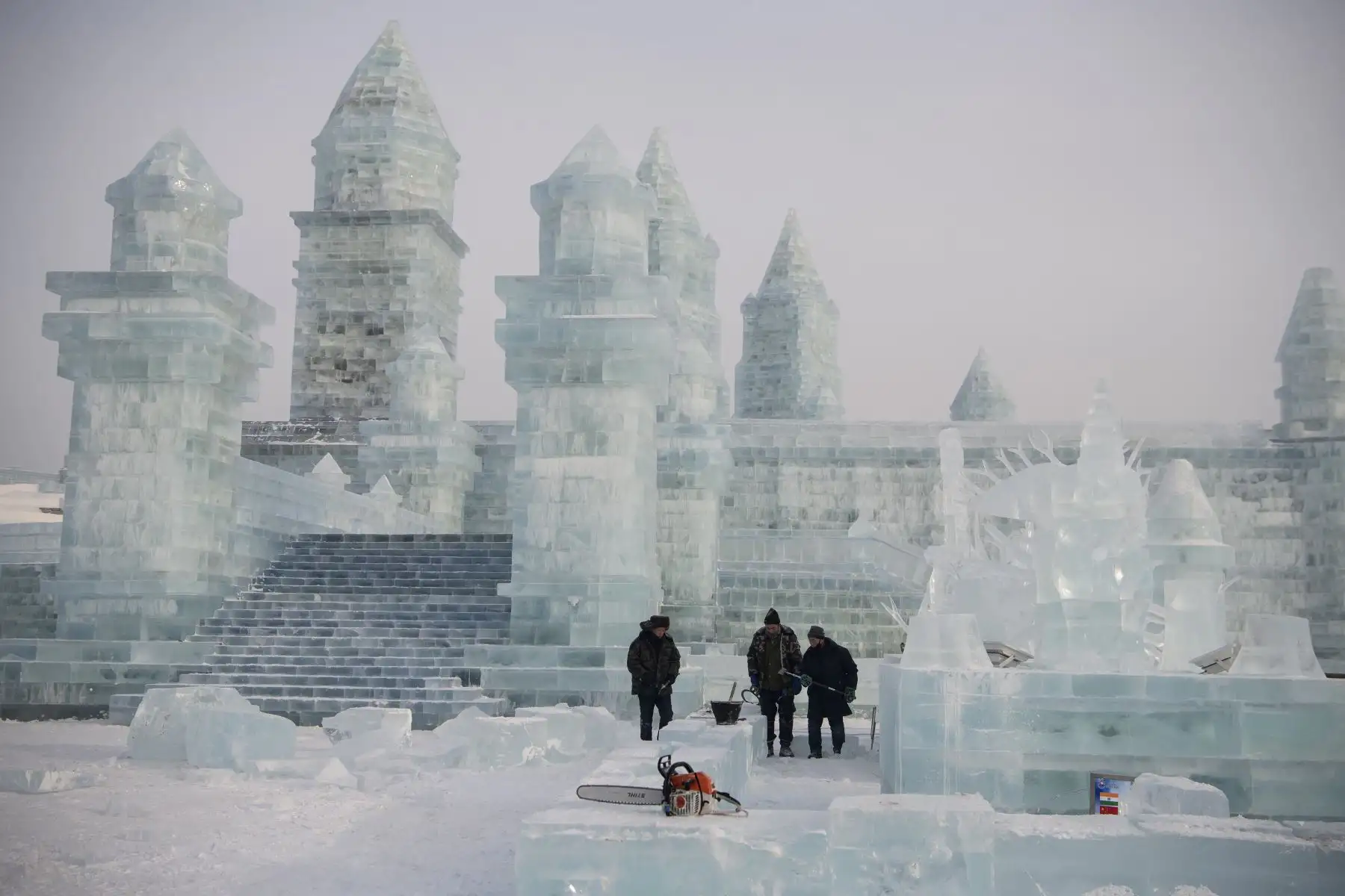 Trabajadores limpian la nieve durante el Festival Internacional de Hielo y Nieve de Harbin en China. Foto: AFP