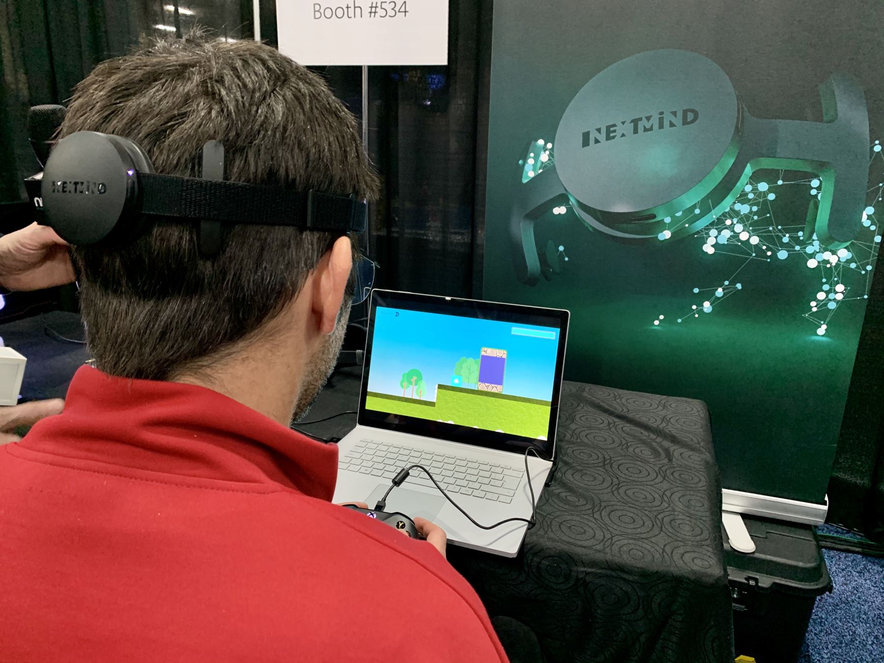 NextMind, una Start-Up francesa, exhibe sus auriculares que decodifican las ondas cerebrales y traducen la intención del usuario en la pantalla, permitiéndole "disparar" patos en un videojuego sin presionar un botón durante el evento CES 2020 en Las Vegas