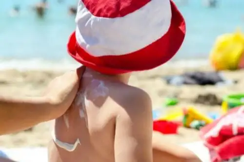 Especialista recomiendan que los niños no deben ser expuestos por mucho tiempo al sol. Foto: Difusión