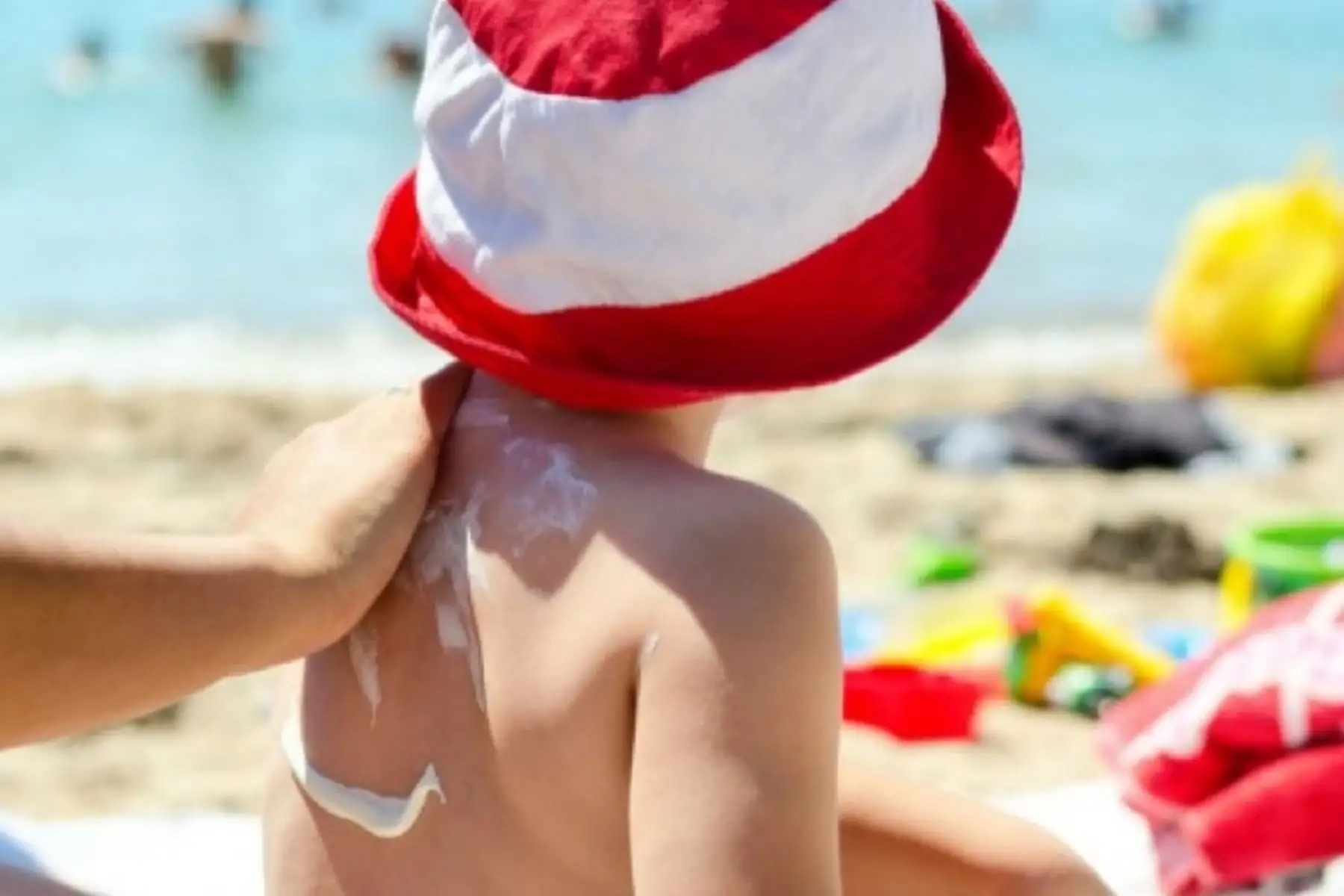 Especialista recomiendan que los niños no deben ser expuestos por mucho tiempo al sol. Foto: Difusión