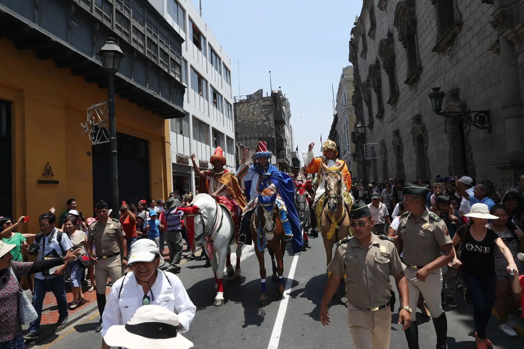 Los tres Reyes Magos recorrieron el centro histórico  de Lima a caballo para repartir regalos a niños en la tradicional cabalgata organizada desde hace 28 años por la Policía Nacional del Perú (PNP).
Foto: ANDINA/Melina Mejía