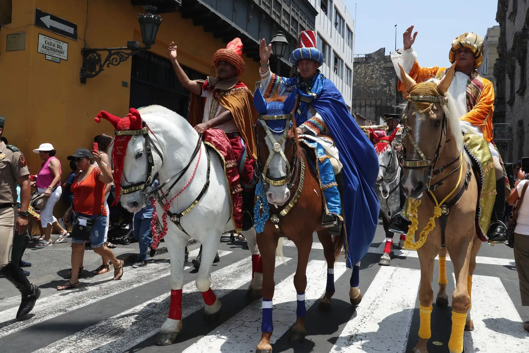Los tres Reyes Magos recorrieron el centro histórico  de Lima a caballo para repartir regalos a niños en la tradicional cabalgata organizada desde hace 28 años por la Policía Nacional del Perú (PNP).
Foto: ANDINA/Melina Mejía