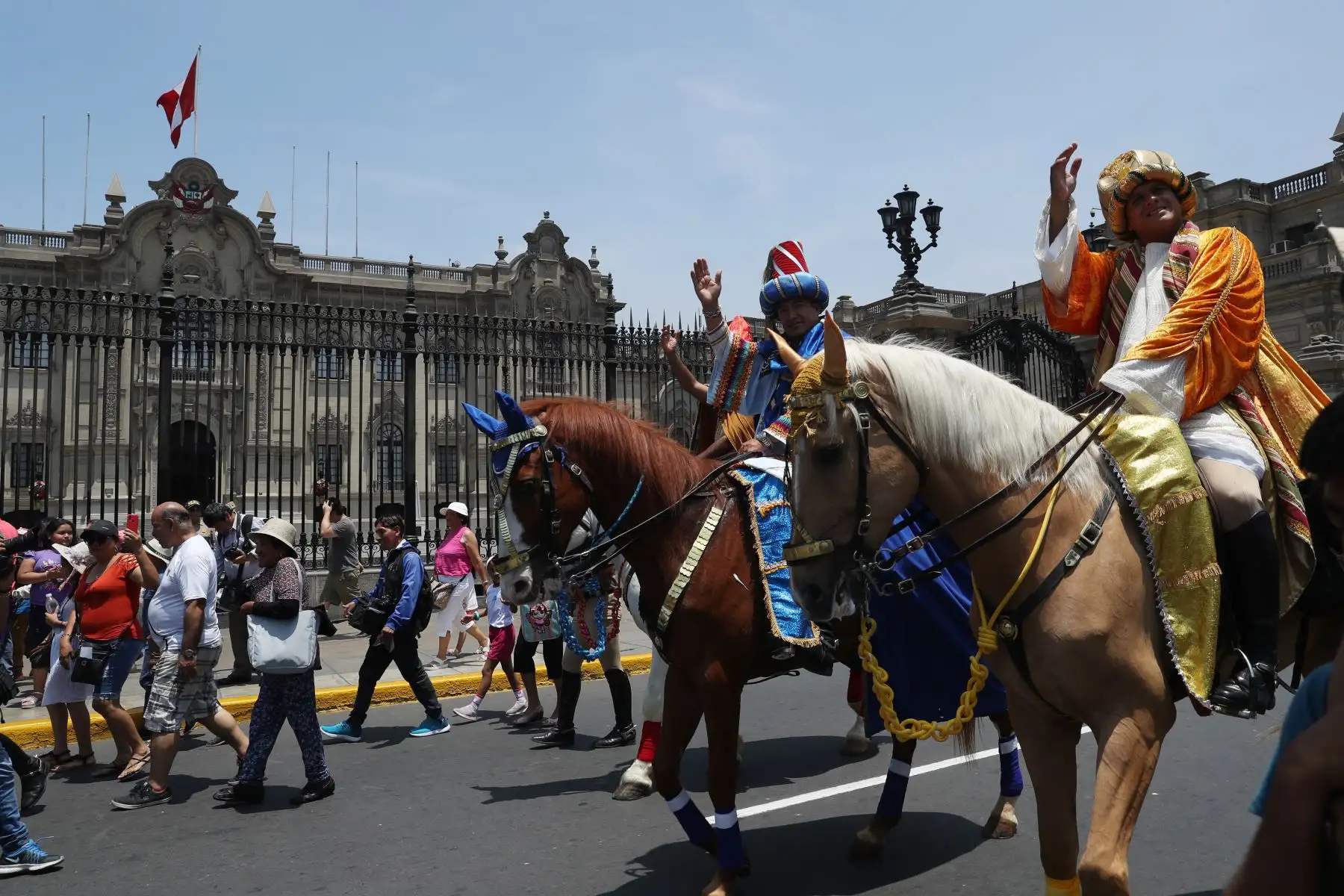 Los tres Reyes Magos recorrieron el centro histórico  de Lima a caballo para repartir regalos a niños en la tradicional cabalgata organizada desde hace 28 años por la Policía Nacional del Perú (PNP).
Foto: ANDINA/Melina Mejía