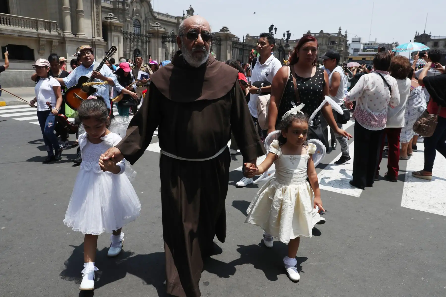 Los tres Reyes Magos recorrieron el centro histórico  de Lima a caballo para repartir regalos a niños en la tradicional cabalgata organizada desde hace 28 años por la Policía Nacional del Perú (PNP).
Foto: ANDINA/Melina Mejía