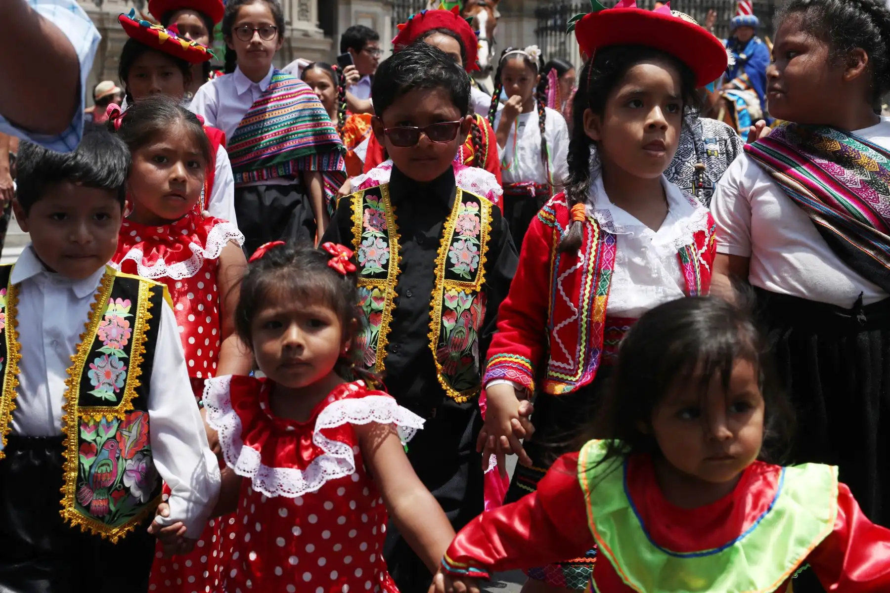 Los tres Reyes Magos recorrieron el centro histórico  de Lima a caballo para repartir regalos a niños en la tradicional cabalgata organizada desde hace 28 años por la Policía Nacional del Perú (PNP).
Foto: ANDINA/Melina Mejía