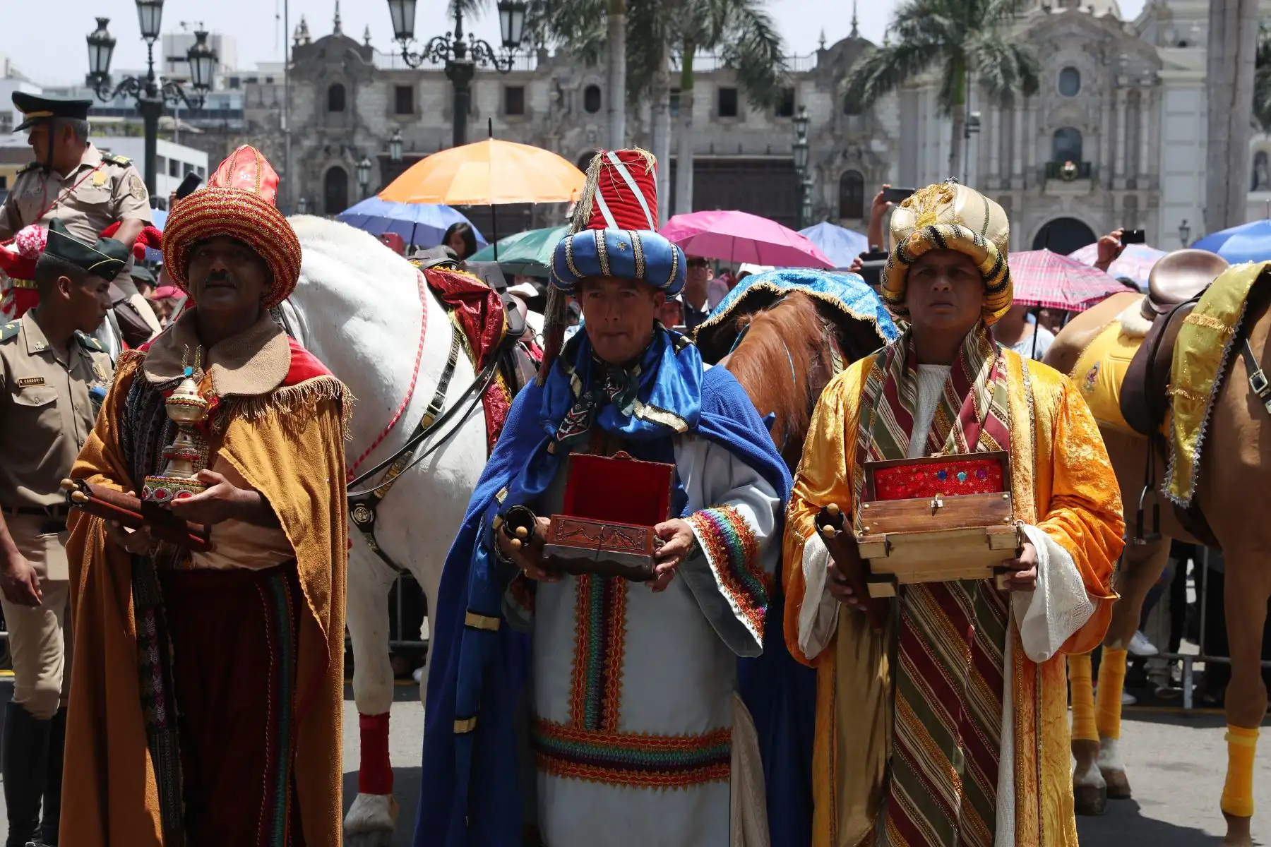Los tres Reyes Magos recorrieron el centro histórico  de Lima a caballo para repartir regalos a niños en la tradicional cabalgata organizada desde hace 28 años por la Policía Nacional del Perú (PNP).
Foto: ANDINA/Melina Mejía