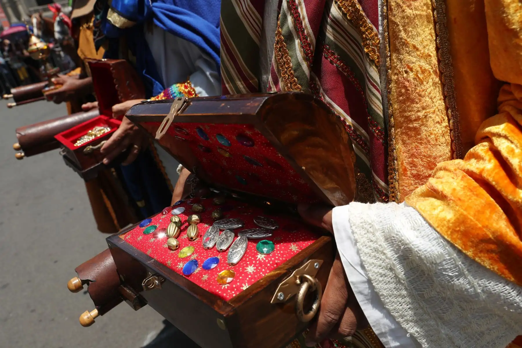Los tres Reyes Magos recorrieron el centro histórico  de Lima a caballo para repartir regalos a niños en la tradicional cabalgata organizada desde hace 28 años por la Policía Nacional del Perú (PNP).
Foto: ANDINA/Melina Mejía
