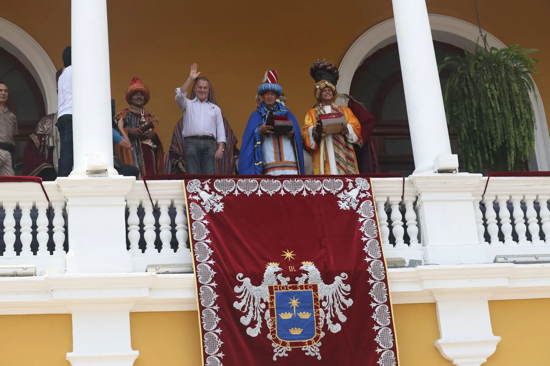 Los tres Reyes Magos recorrieron el centro histórico  de Lima a caballo para repartir regalos a niños en la tradicional cabalgata organizada desde hace 28 años por la Policía Nacional del Perú (PNP).
Foto: ANDINA/Melina Mejía