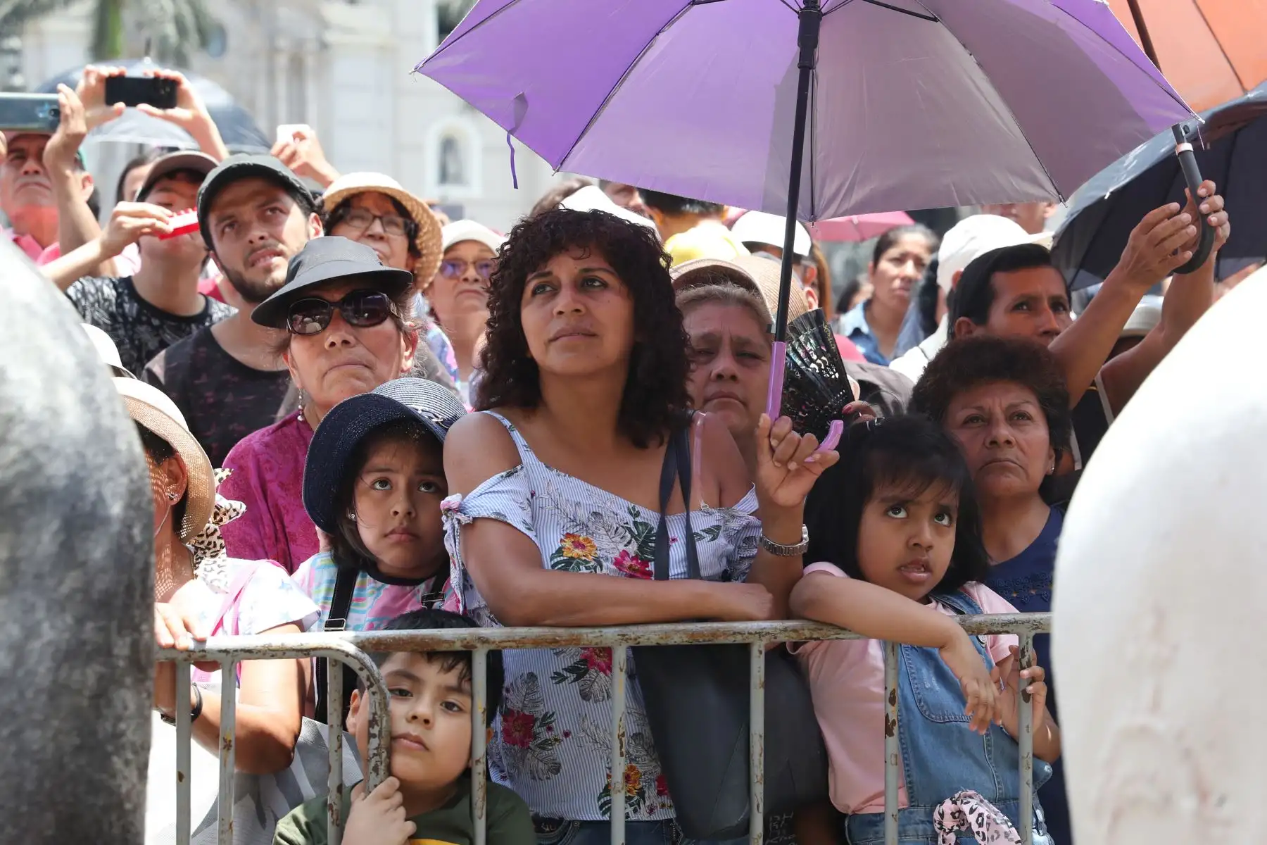 Los tres Reyes Magos recorrieron el centro histórico  de Lima a caballo para repartir regalos a niños en la tradicional cabalgata organizada desde hace 28 años por la Policía Nacional del Perú (PNP).
Foto: ANDINA/Melina Mejía