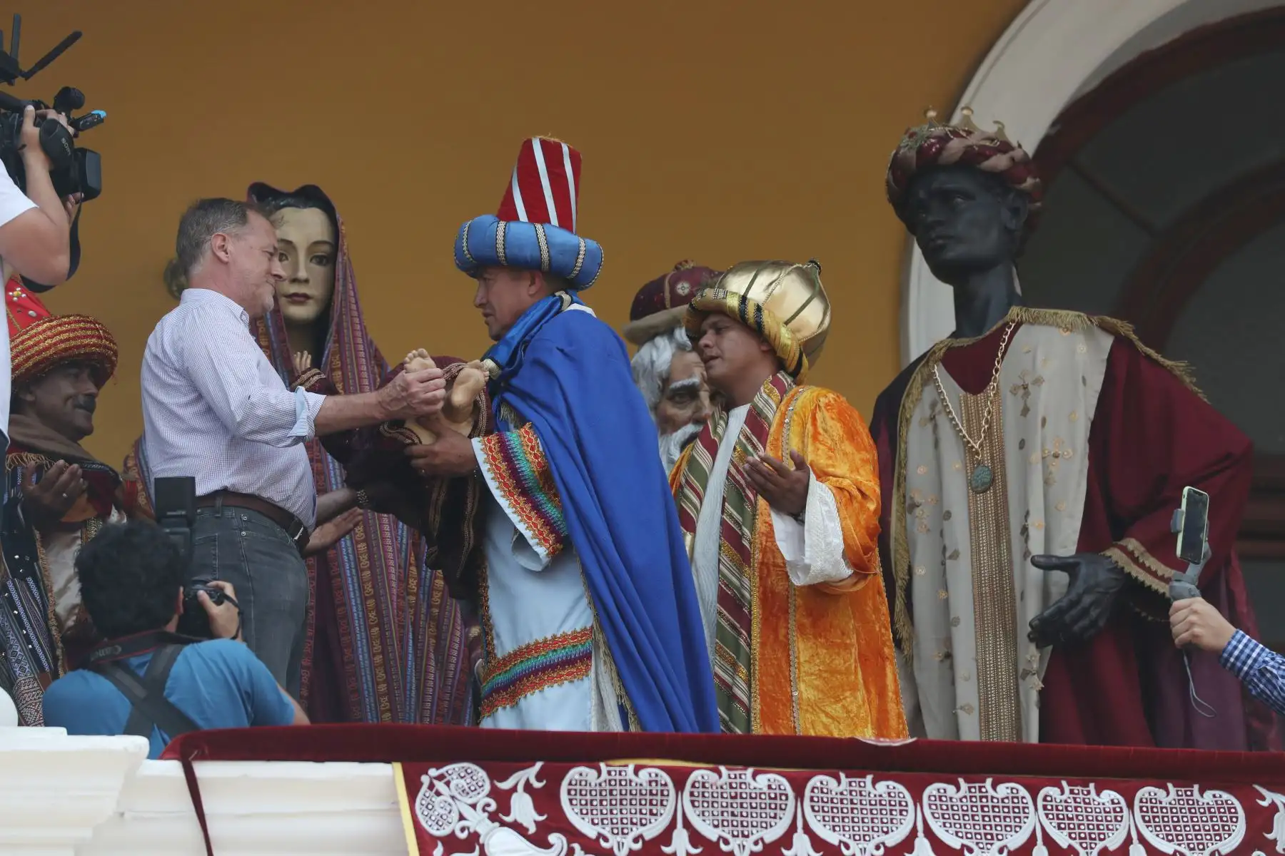 Alcalde de Lima , Jorge Muñoz recibe a los tres Reyes Magos quienes recorrieron el centro histórico  de Lima a caballo para repartir regalos a niños en la tradicional cabalgata organizada desde hace 28 años por la Policía Nacional del Perú (PNP).
Foto: ANDINA/Melina Mejía