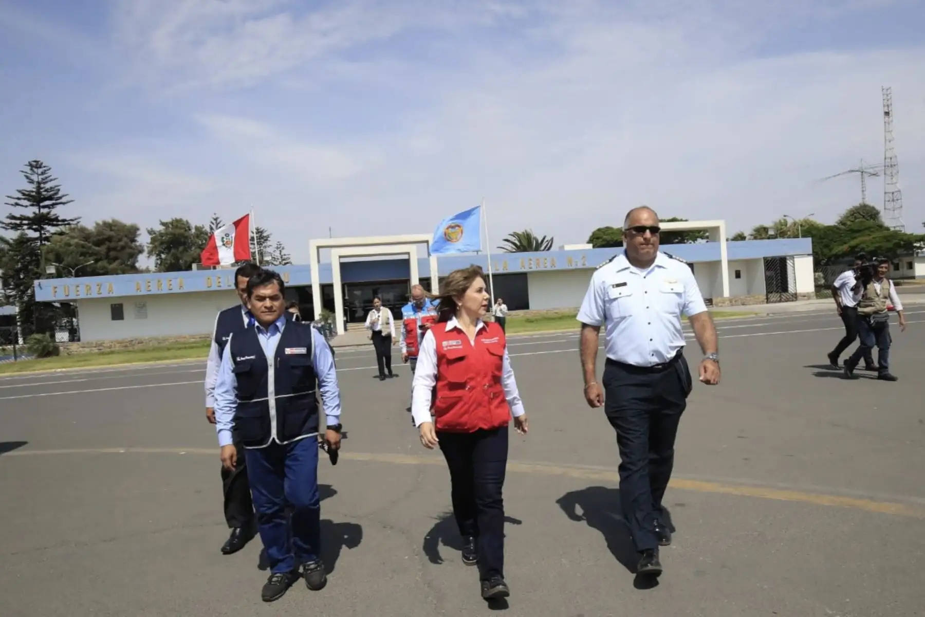 La ministra de Salud , Elizabeth Hinostroza, junto a un equipo técnico, viaja a Ica para supervisar la atención de salud entregada a los heridos del accidente vial ocurrido en la madrugada en Arequipa, en el distrito del Yauca.
Foto: ANDINA/Difusión